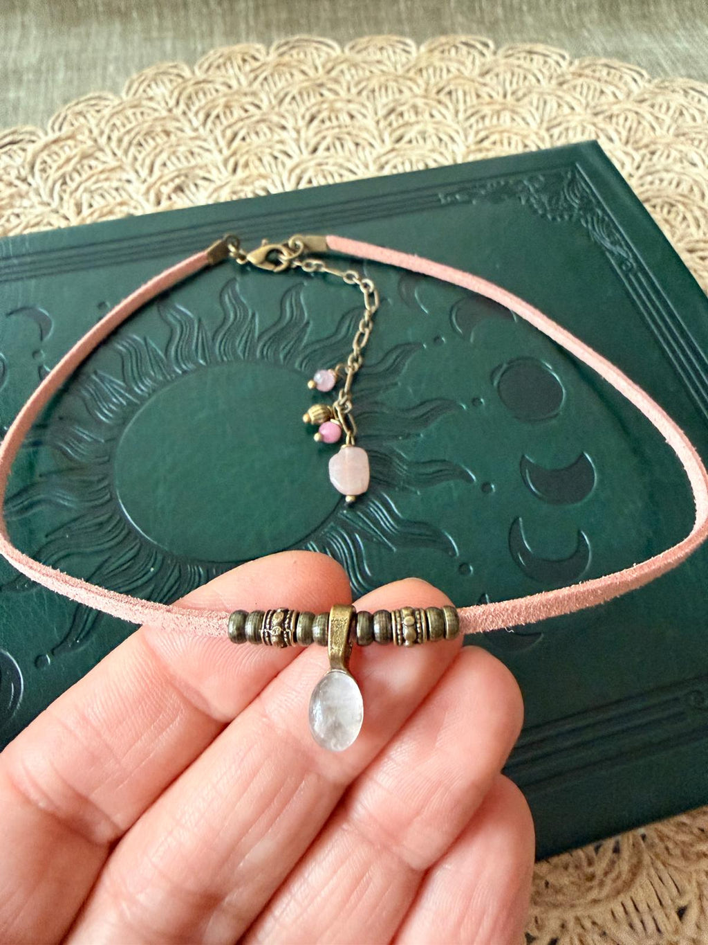 Choker z Kwarcem Różowym – Delikatny Naszyjnik Miłości | Agnes Arte