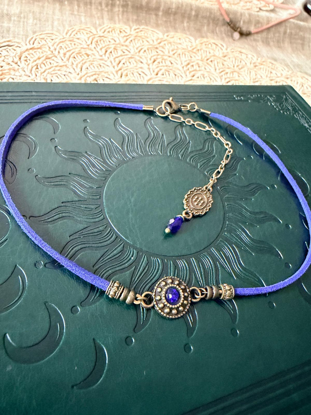 Choker Chabrowy z Oczkiem – Boho Naszyjnik w Kolorze Indygo | Agnes Arte