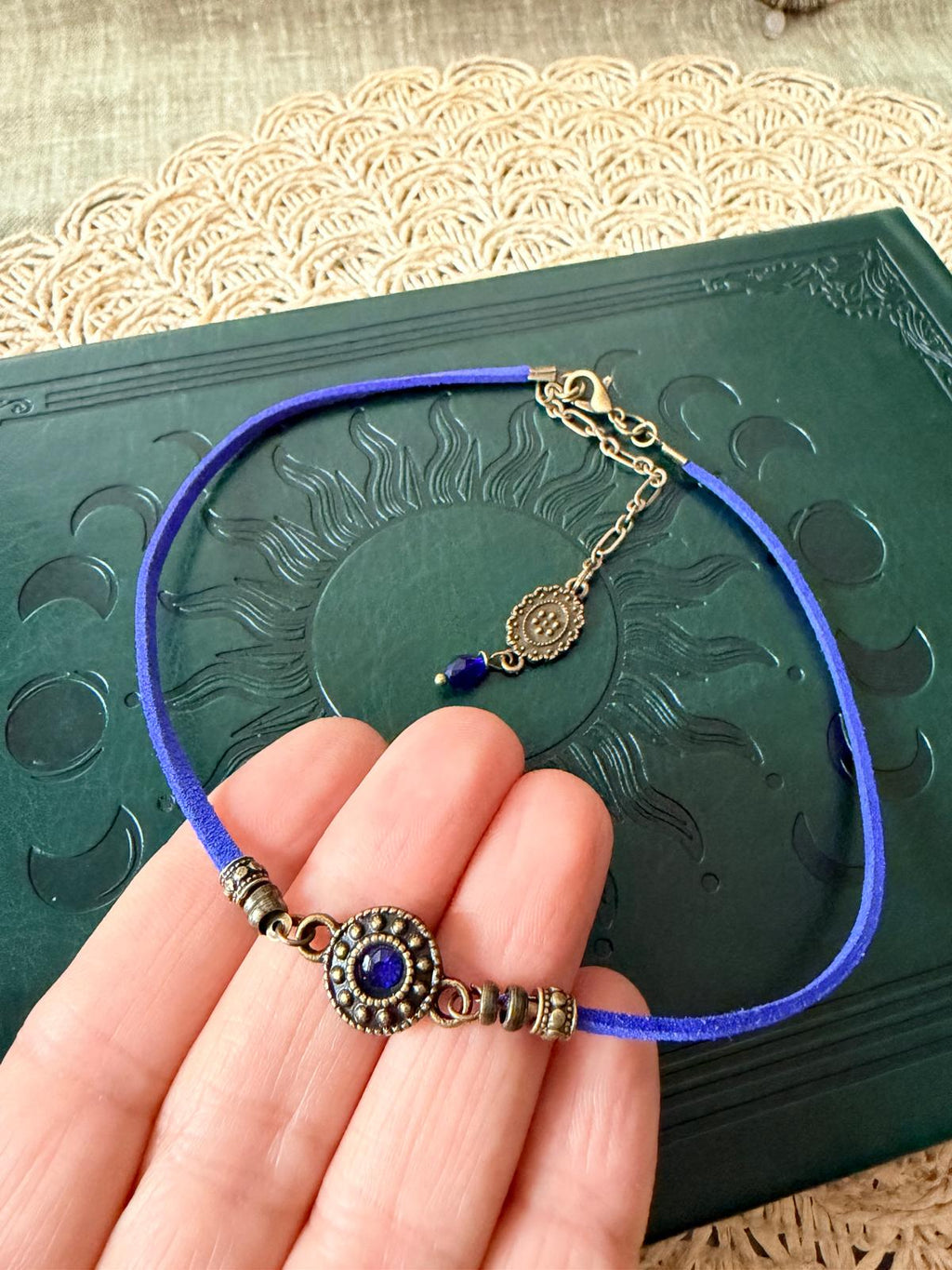 Choker Chabrowy z Oczkiem – Boho Naszyjnik w Kolorze Indygo | Agnes Arte