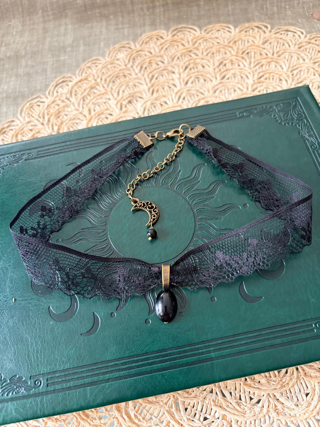 Choker Gothic z Czarnym Turmalinem – Koronkowy Naszyjnik Ochronny | Agnes Arte