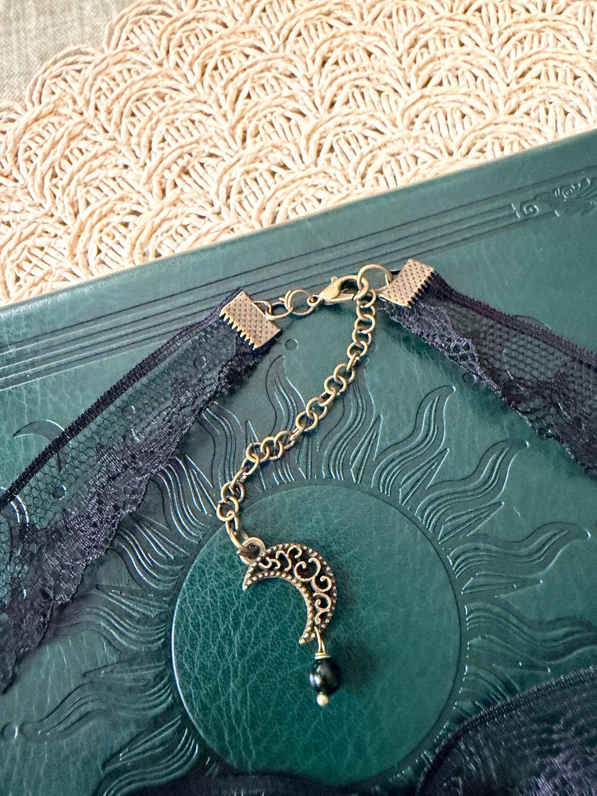 Choker Gothic z Czarnym Turmalinem – Koronkowy Naszyjnik Ochronny | Agnes Arte