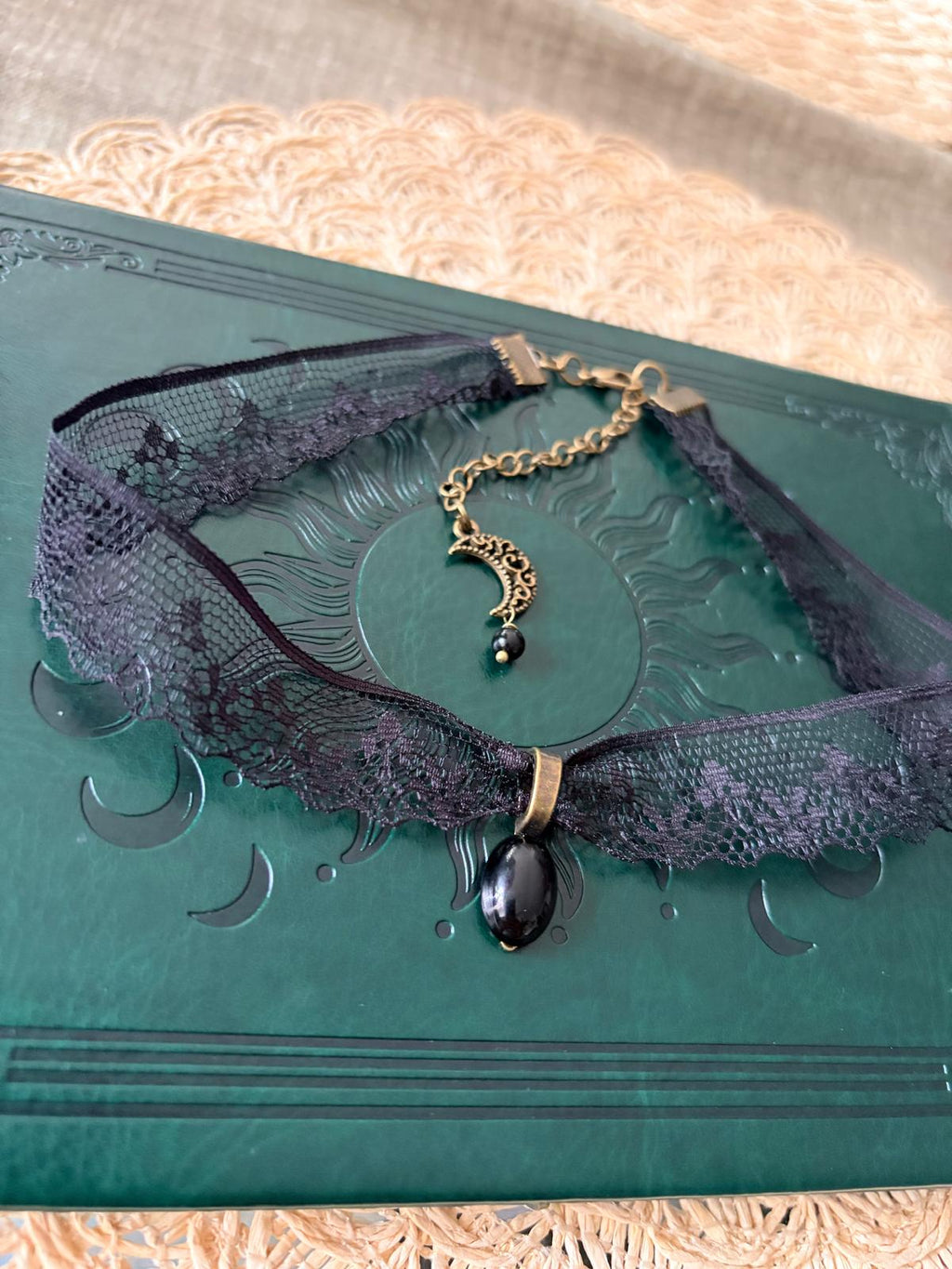 Choker Gothic z Czarnym Turmalinem – Koronkowy Naszyjnik Ochronny | Agnes Arte