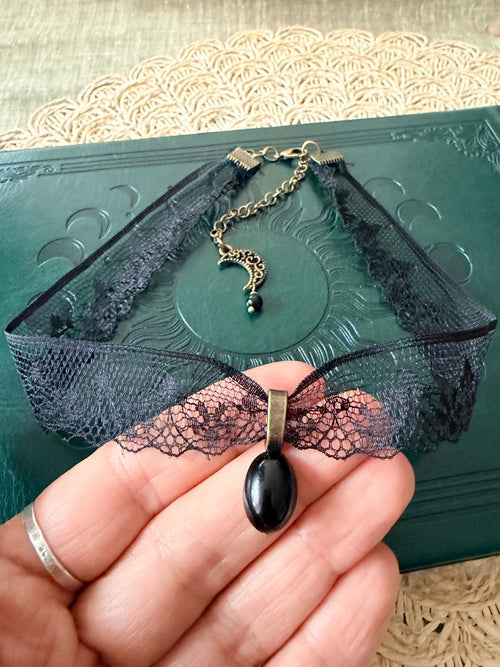 Choker Gothic z Czarnym Turmalinem – Koronkowy Naszyjnik Ochronny | Agnes Arte