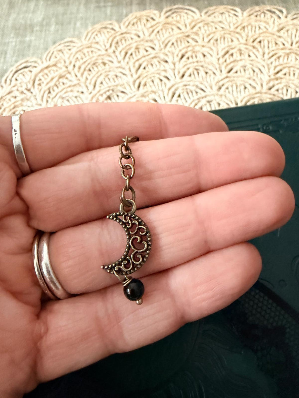 Choker Gothic z Czarnym Turmalinem – Koronkowy Naszyjnik Ochronny | Agnes Arte