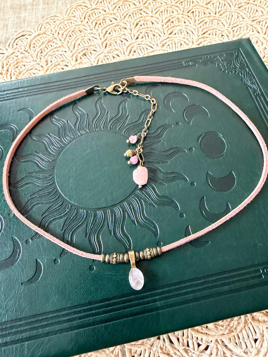 Choker z Kwarcem Różowym – Delikatny Naszyjnik Miłości | Agnes Arte