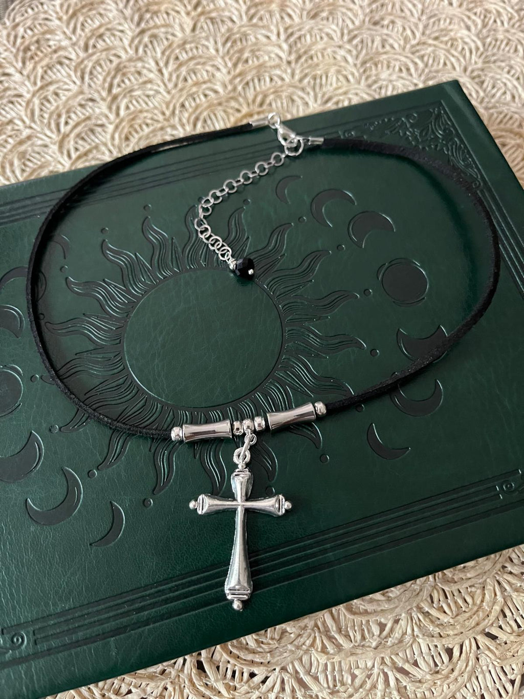 Choker z Krzyżem Gotyckim – Symbol Wiary, Siły i Ochrony | Agnes Arte