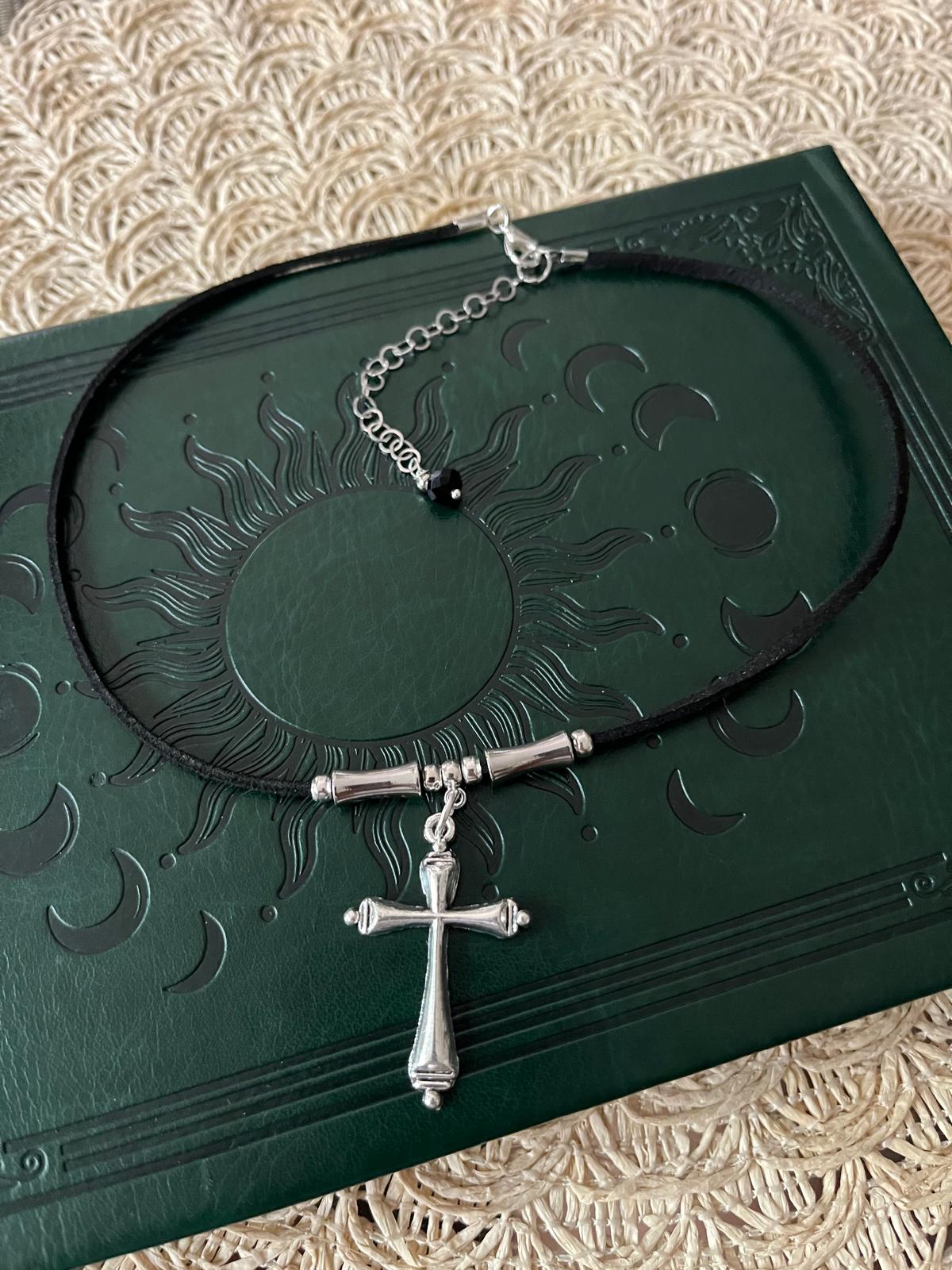 Choker z Krzyżem Gotyckim – Symbol Wiary, Siły i Ochrony | Agnes Arte