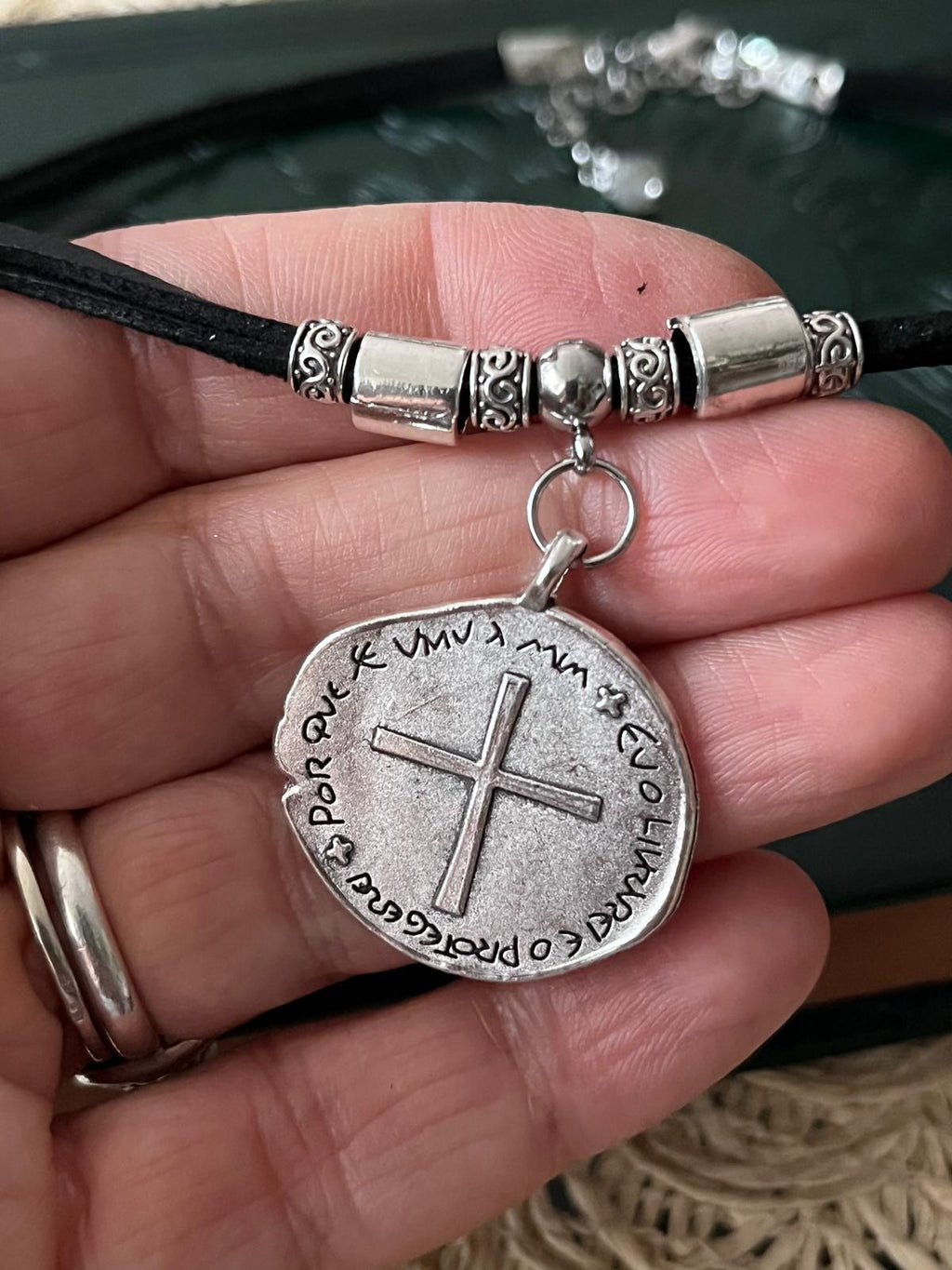 Choker z Krzyżem Świętego Benedykta – Symbol Ochrony i Duchowej Siły | Agnes Arte