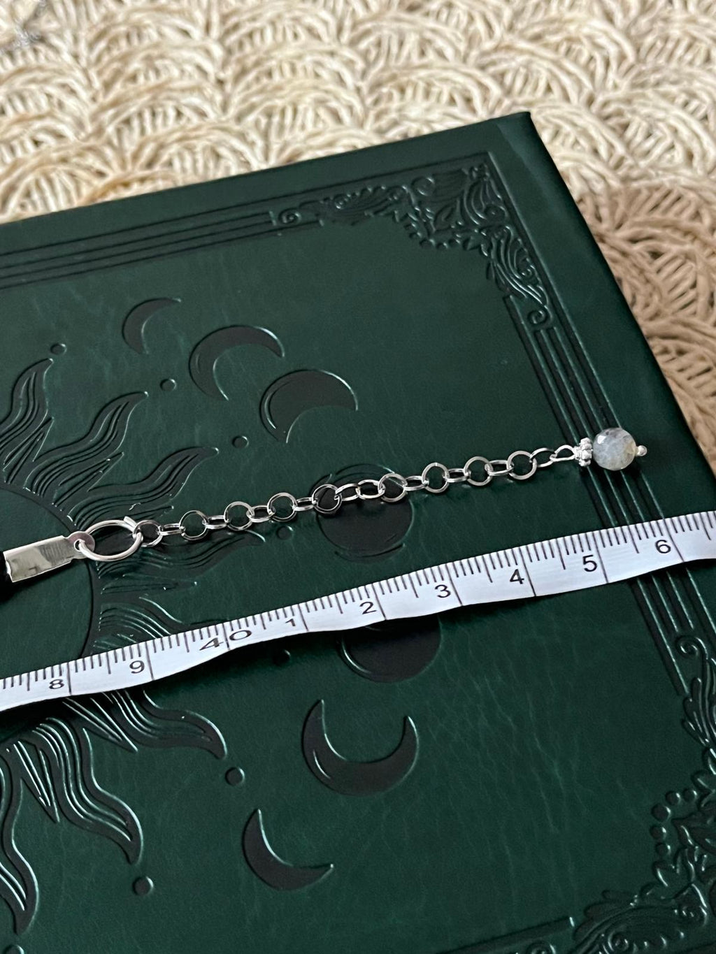 Choker z Krzyżem Świętego Benedykta – Symbol Ochrony i Duchowej Siły | Agnes Arte