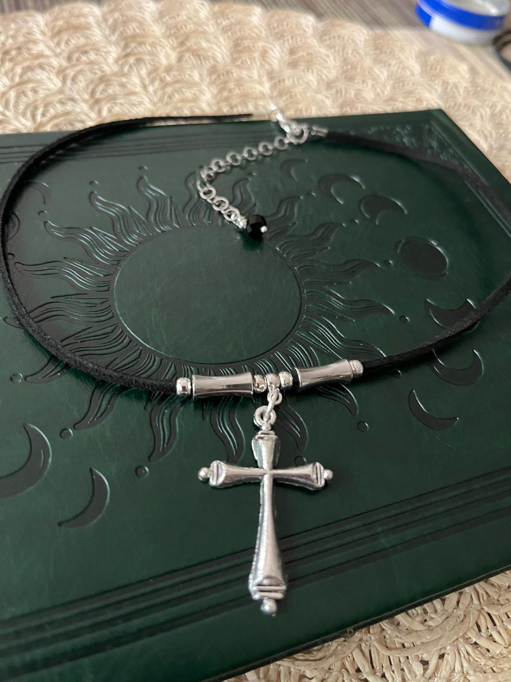 Choker z Krzyżem Gotyckim – Symbol Wiary, Siły i Ochrony | Agnes Arte