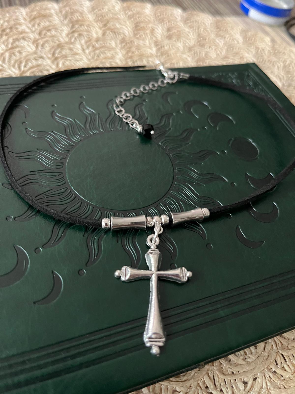 Choker z Krzyżem Gotyckim – Symbol Wiary, Siły i Ochrony | Agnes Arte