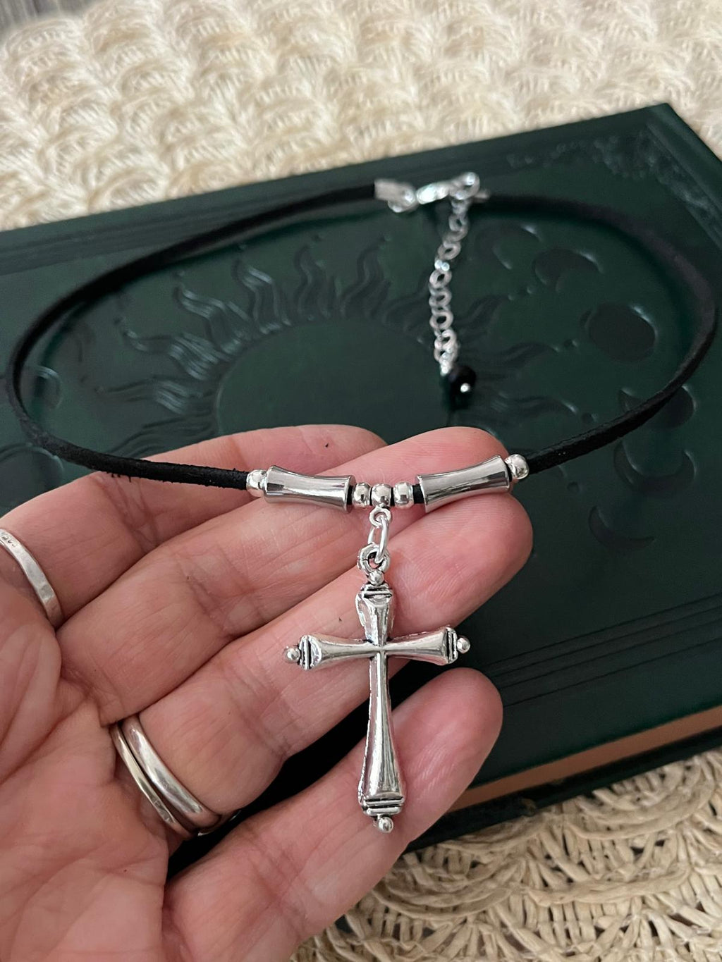 Choker z Krzyżem Gotyckim – Symbol Wiary, Siły i Ochrony | Agnes Arte