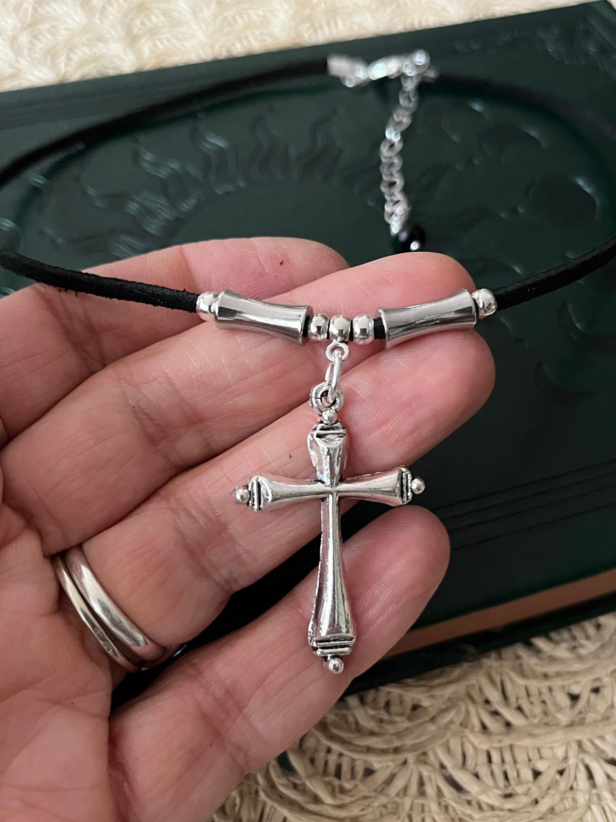 Choker z Krzyżem Gotyckim – Symbol Wiary, Siły i Ochrony | Agnes Arte