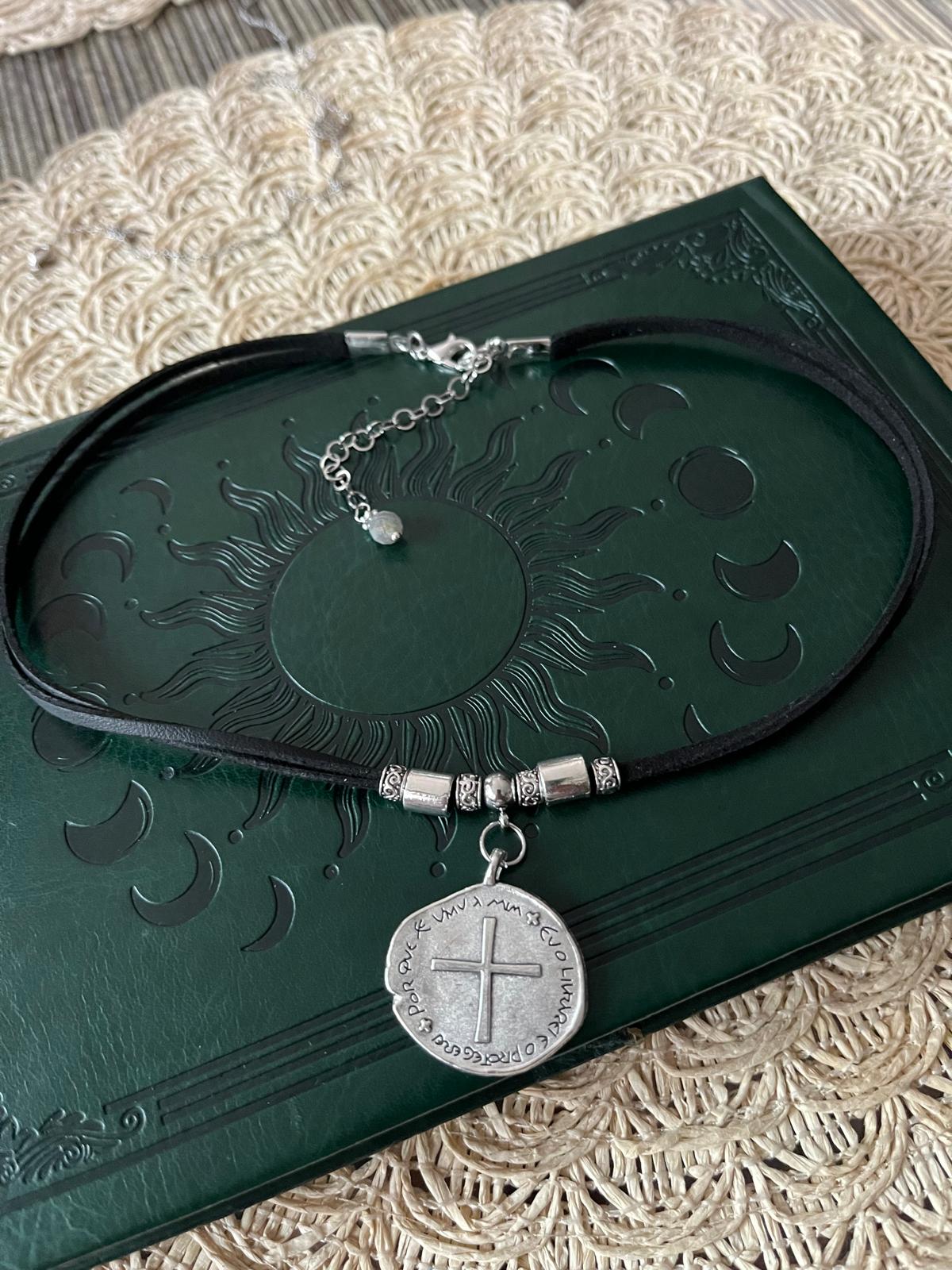 Choker z Krzyżem Świętego Benedykta – Symbol Ochrony i Duchowej Siły | Agnes Arte