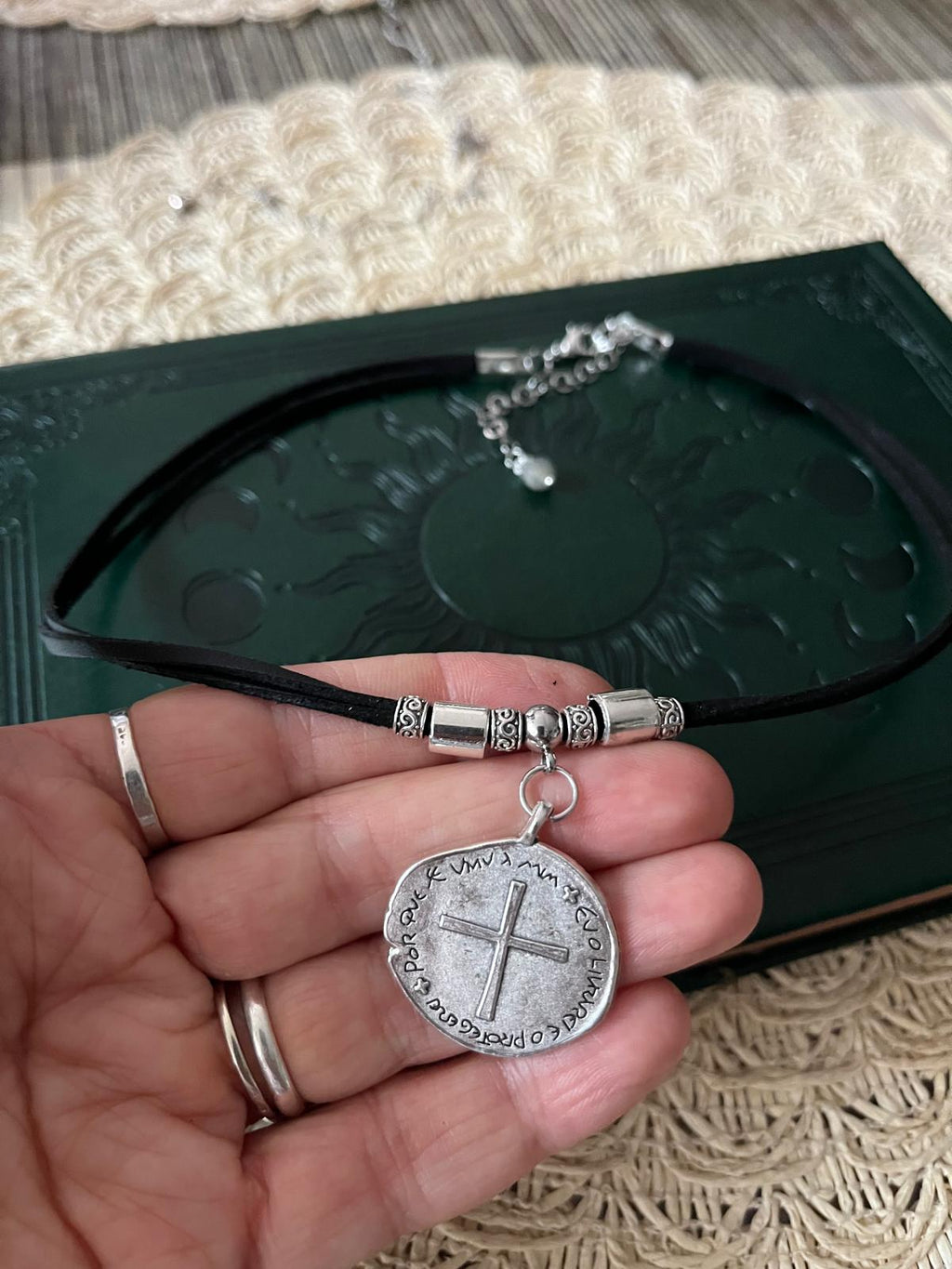 Choker z Krzyżem Świętego Benedykta – Symbol Ochrony i Duchowej Siły | Agnes Arte