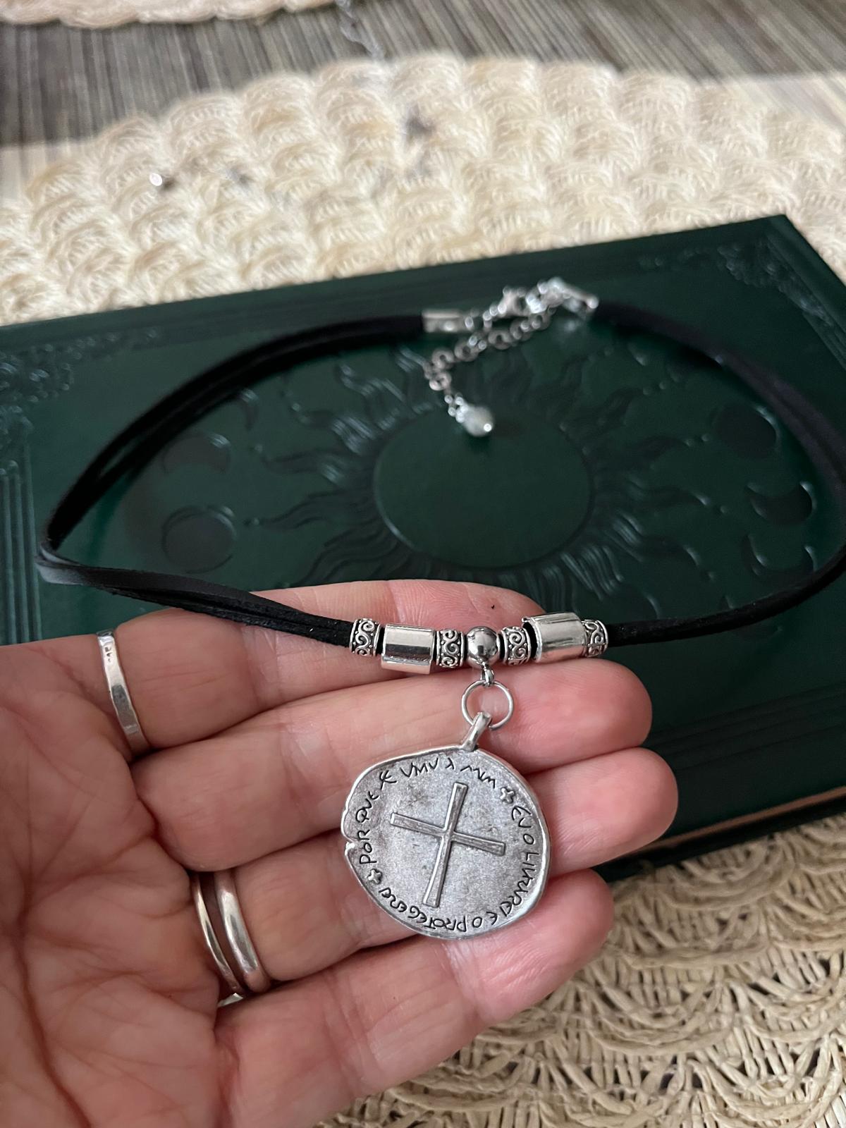 Choker z Krzyżem Świętego Benedykta – Symbol Ochrony i Duchowej Siły | Agnes Arte