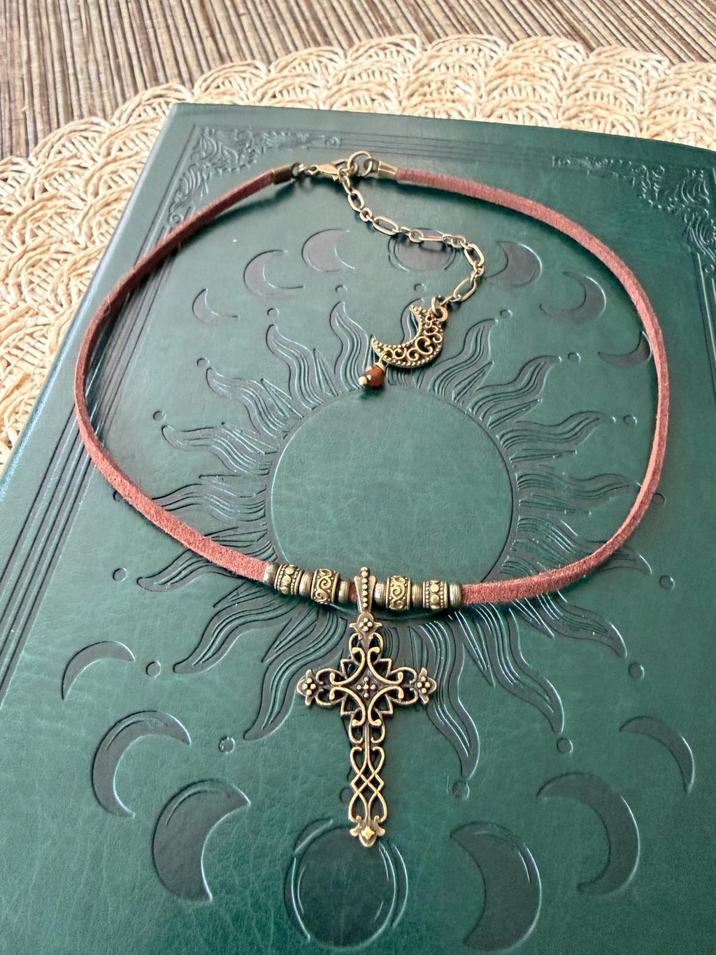 Choker z Ażurowym Krzyżem Vintage – Boho Gothic Naszyjnik | Agnes Arte