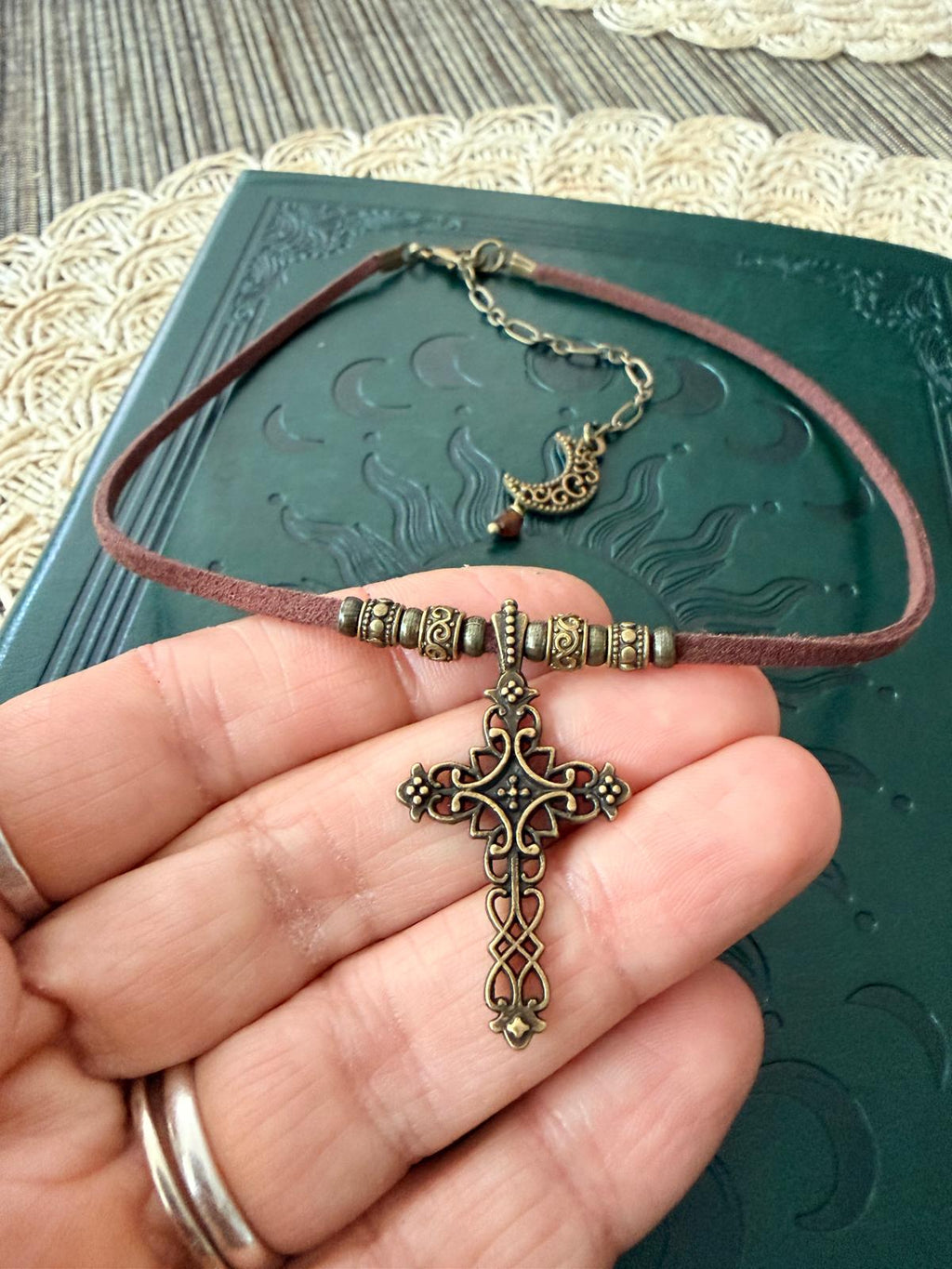 Choker z Ażurowym Krzyżem Vintage – Boho Gothic Naszyjnik | Agnes Arte