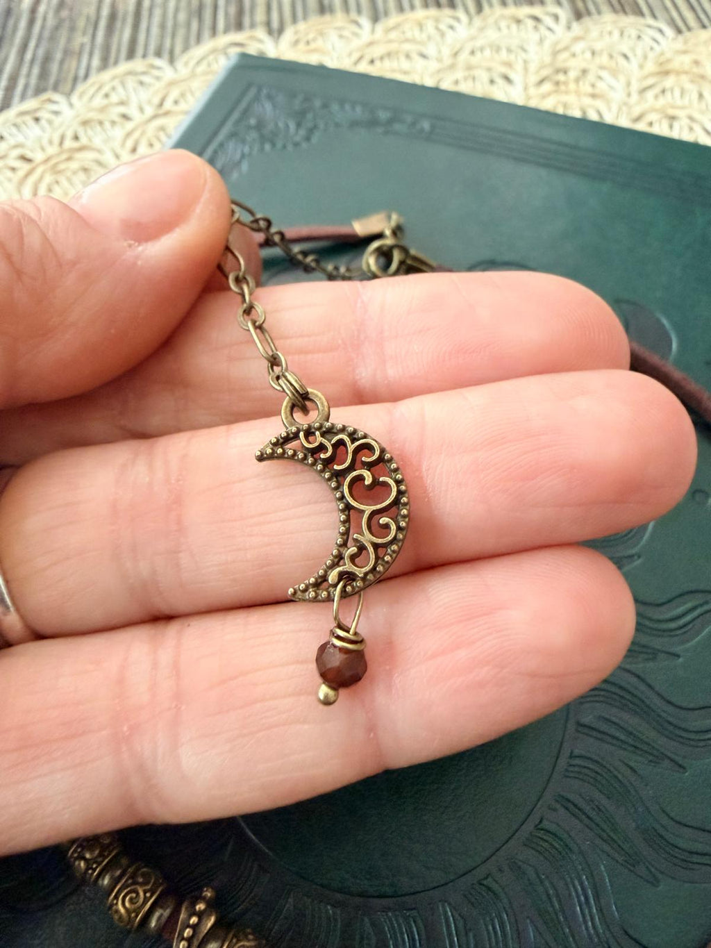 Choker z Ażurowym Krzyżem Vintage – Boho Gothic Naszyjnik | Agnes Arte