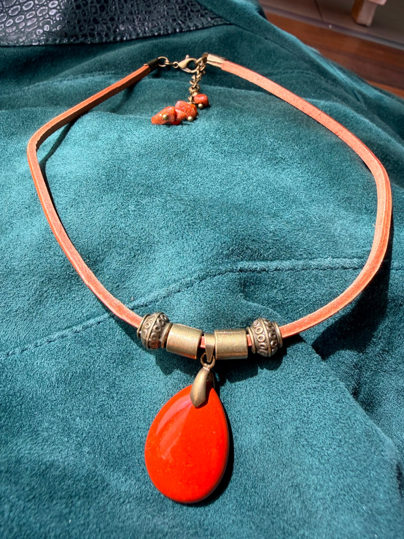 Choker z czerwonym jaspisem – naturalna skóra z Indii | Boho naszyjnik z kamieniem naturalnym | AgnesArte