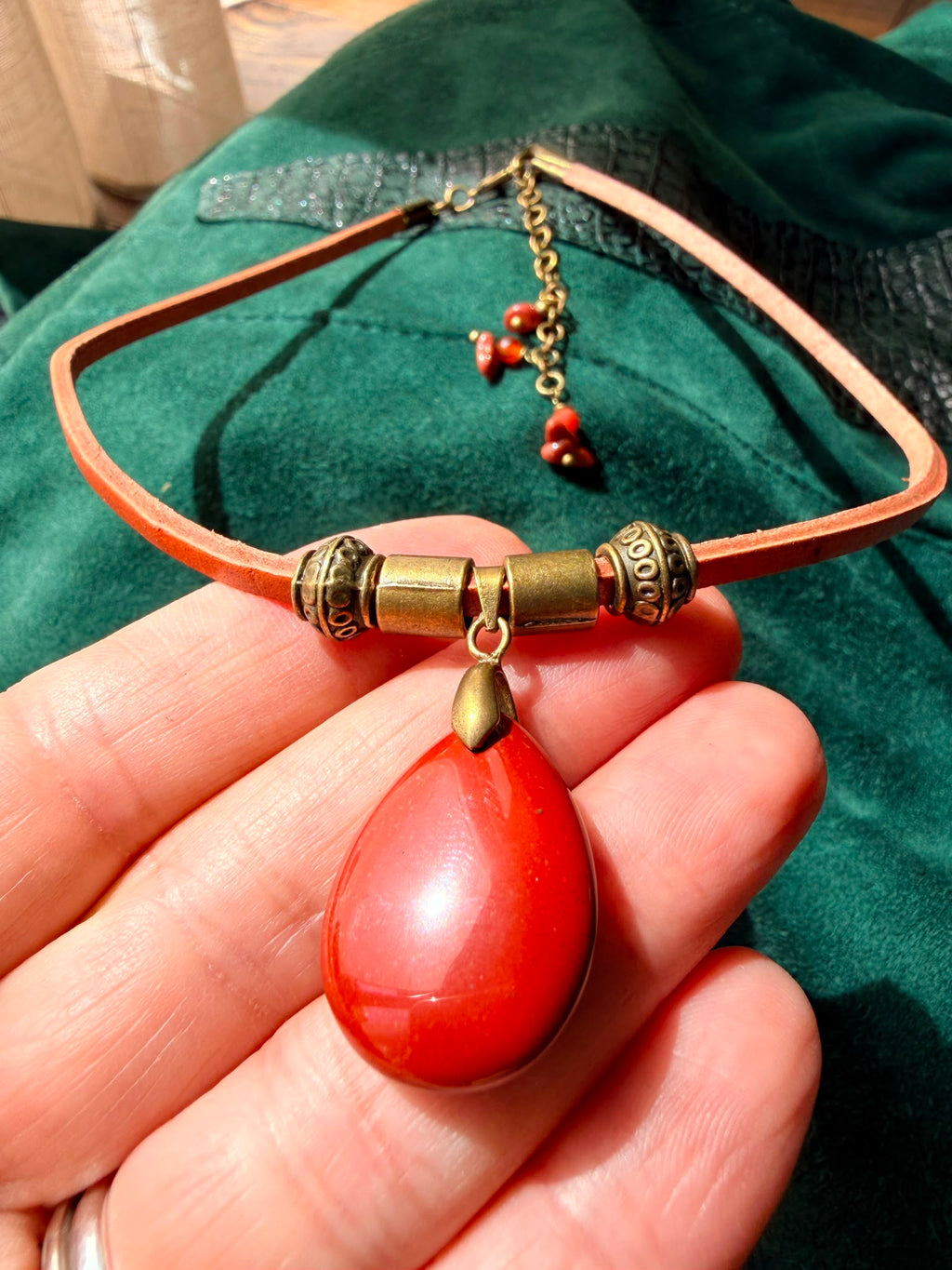 Choker z czerwonym jaspisem – naturalna skóra z Indii | Boho naszyjnik z kamieniem naturalnym | AgnesArte