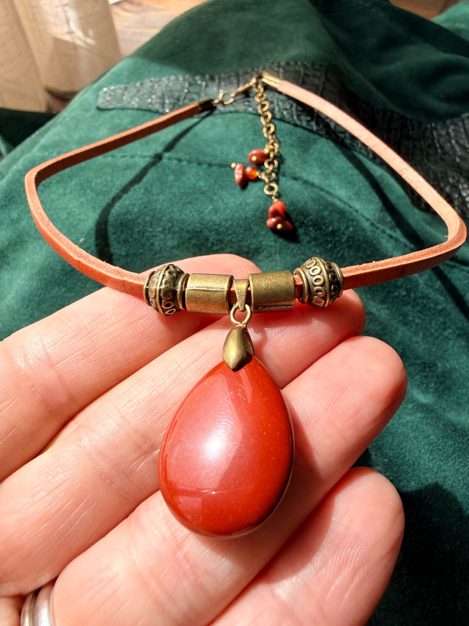 Choker z czerwonym jaspisem – naturalna skóra z Indii | Boho naszyjnik z kamieniem naturalnym | AgnesArte