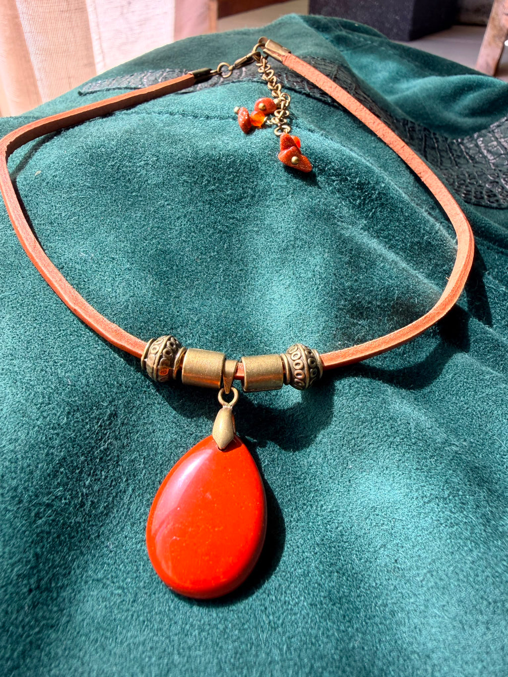 Choker z czerwonym jaspisem – naturalna skóra z Indii | Boho naszyjnik z kamieniem naturalnym | AgnesArte