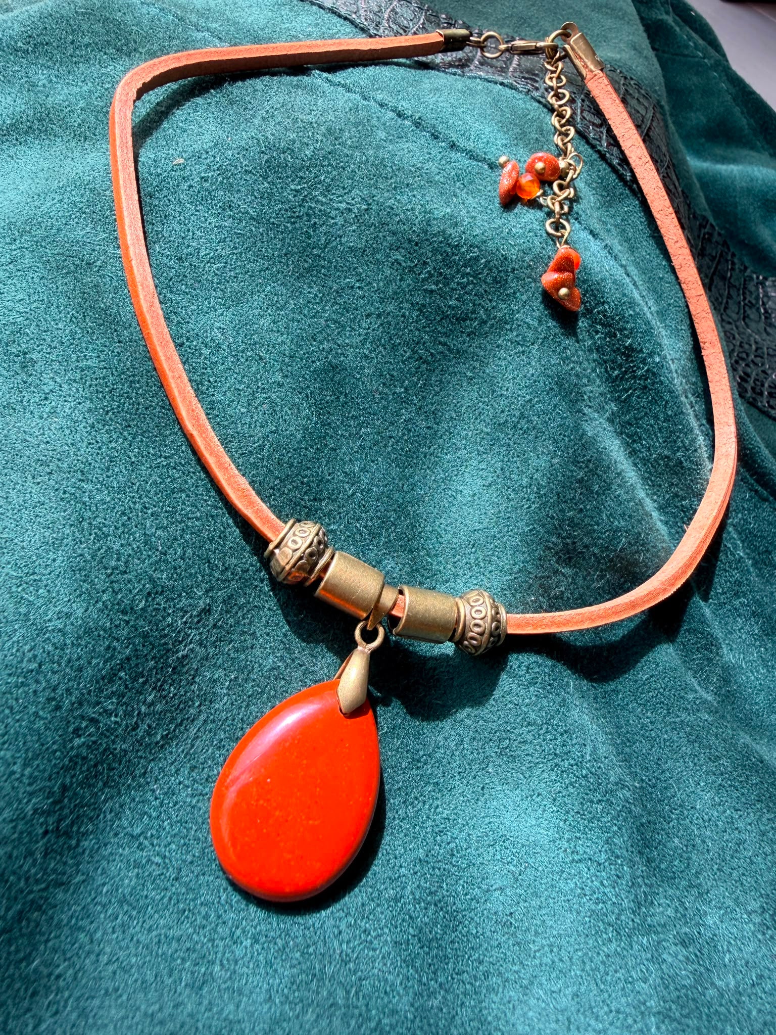 Choker z czerwonym jaspisem – naturalna skóra z Indii | Boho naszyjnik z kamieniem naturalnym | AgnesArte