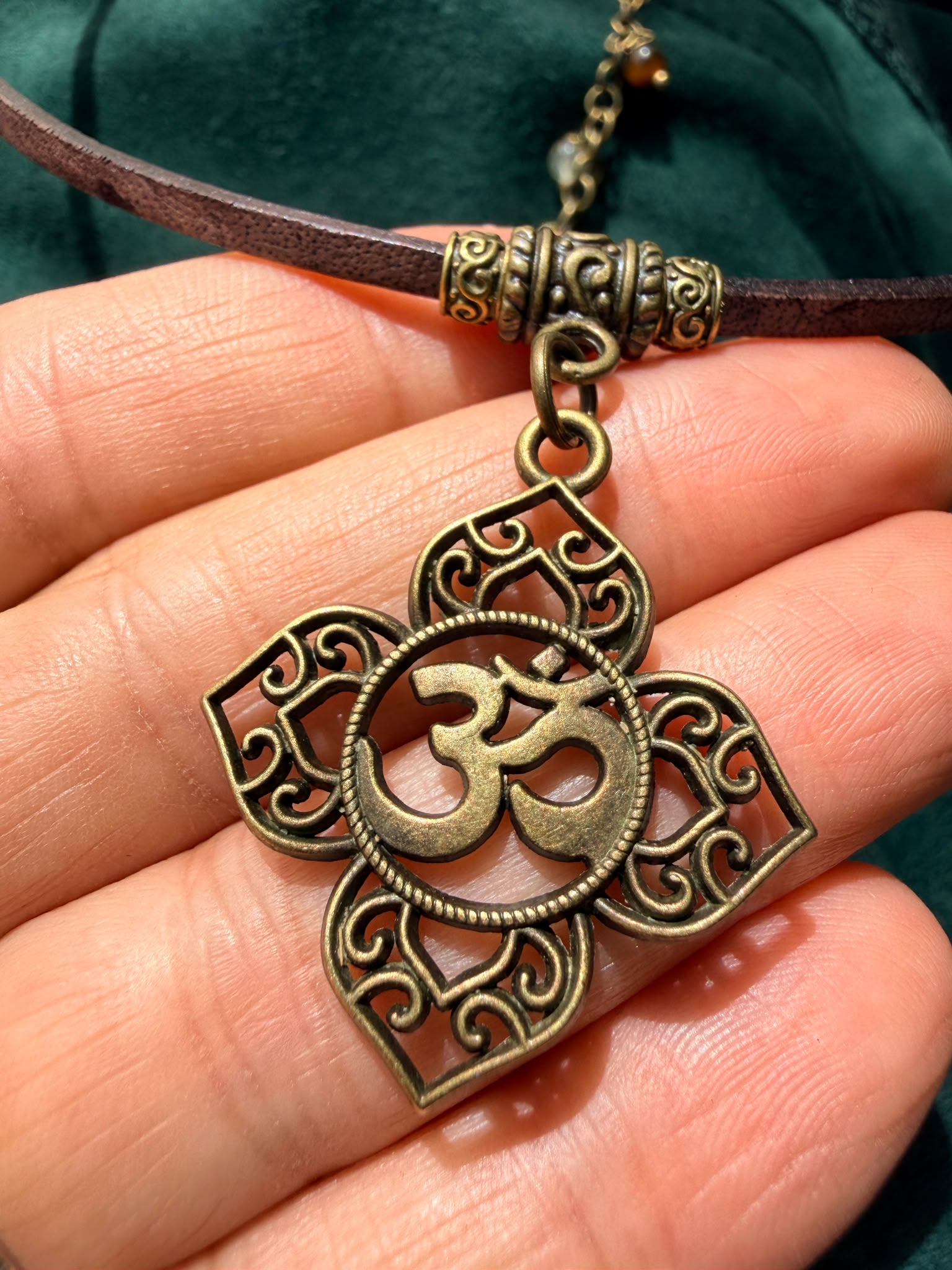 Choker ze Znakiem OM – naturalna skóra ciemnobrązowa | Boho naszyjnik z symbolem harmonii | AgnesArte