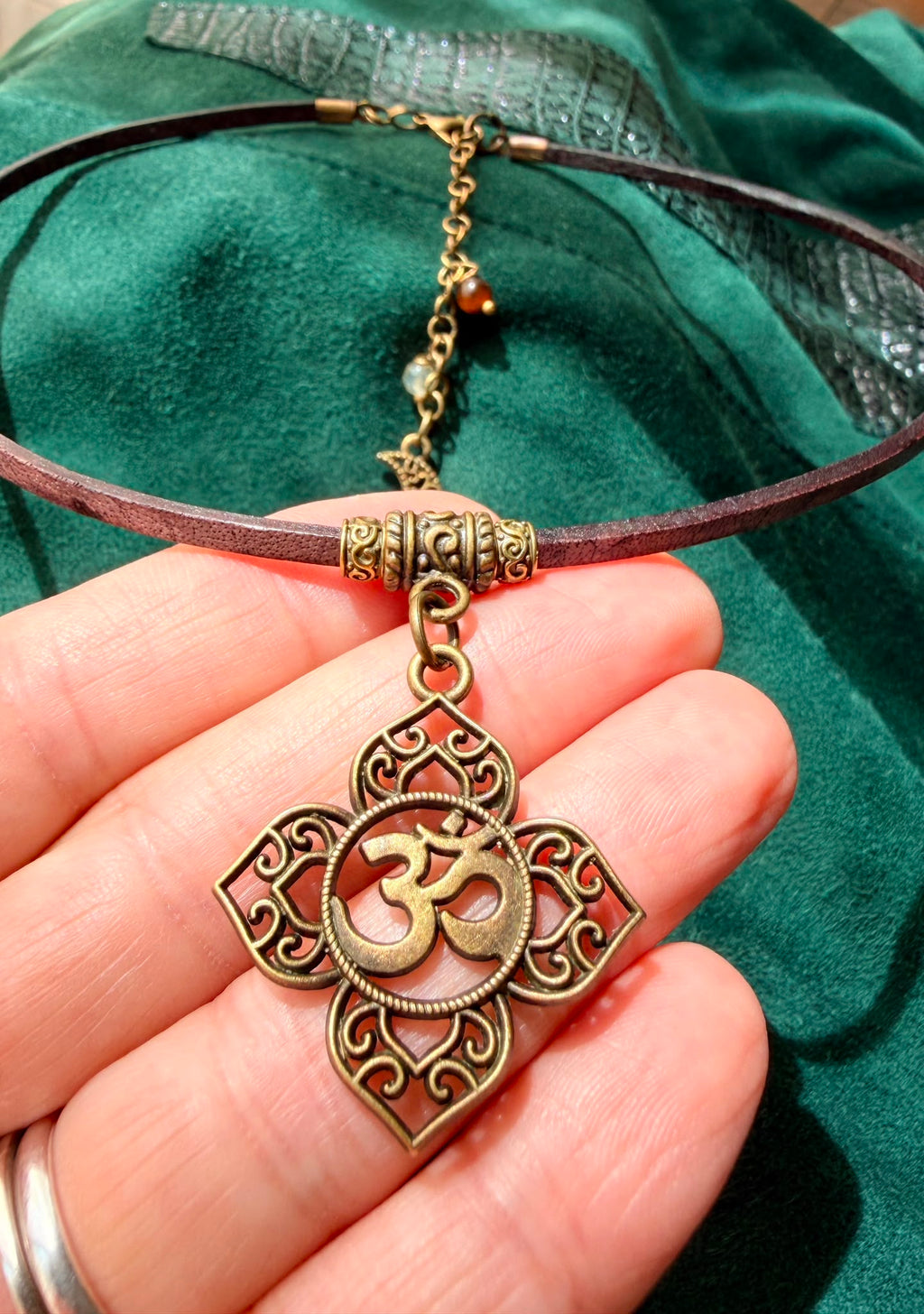 Choker ze Znakiem OM – naturalna skóra ciemnobrązowa | Boho naszyjnik z symbolem harmonii | AgnesArte
