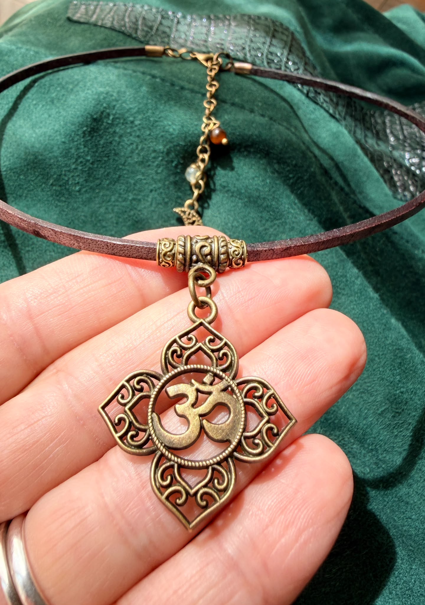 Choker ze Znakiem OM – naturalna skóra ciemnobrązowa | Boho naszyjnik z symbolem harmonii | AgnesArte