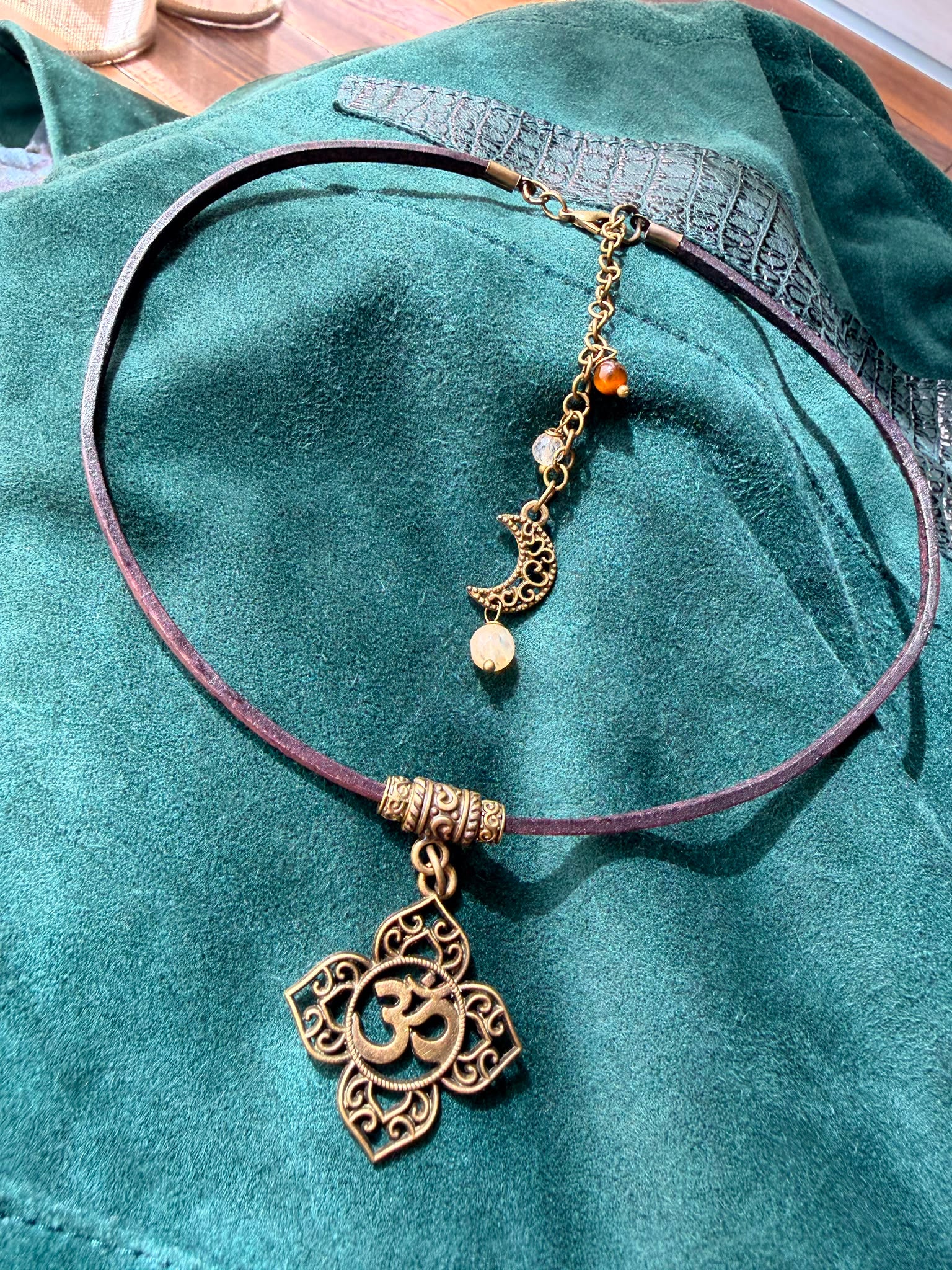Choker ze Znakiem OM – naturalna skóra ciemnobrązowa | Boho naszyjnik z symbolem harmonii | AgnesArte