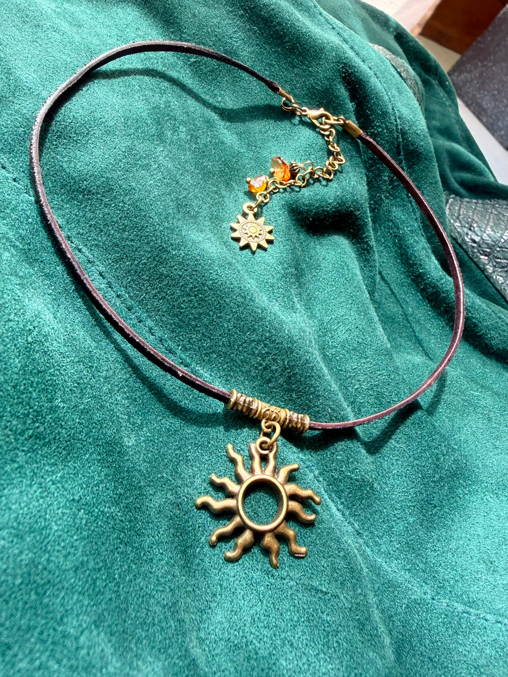 Choker ze Słońcem – naturalna ciemnobrązowa skóra | Boho naszyjnik z symbolem światła | AgnesArte