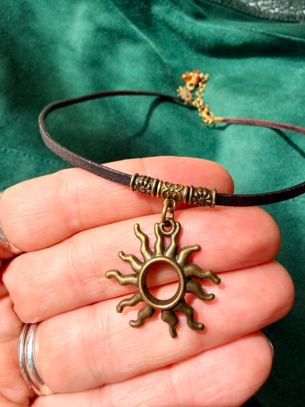 Choker ze Słońcem – naturalna ciemnobrązowa skóra | Boho naszyjnik z symbolem światła | AgnesArte
