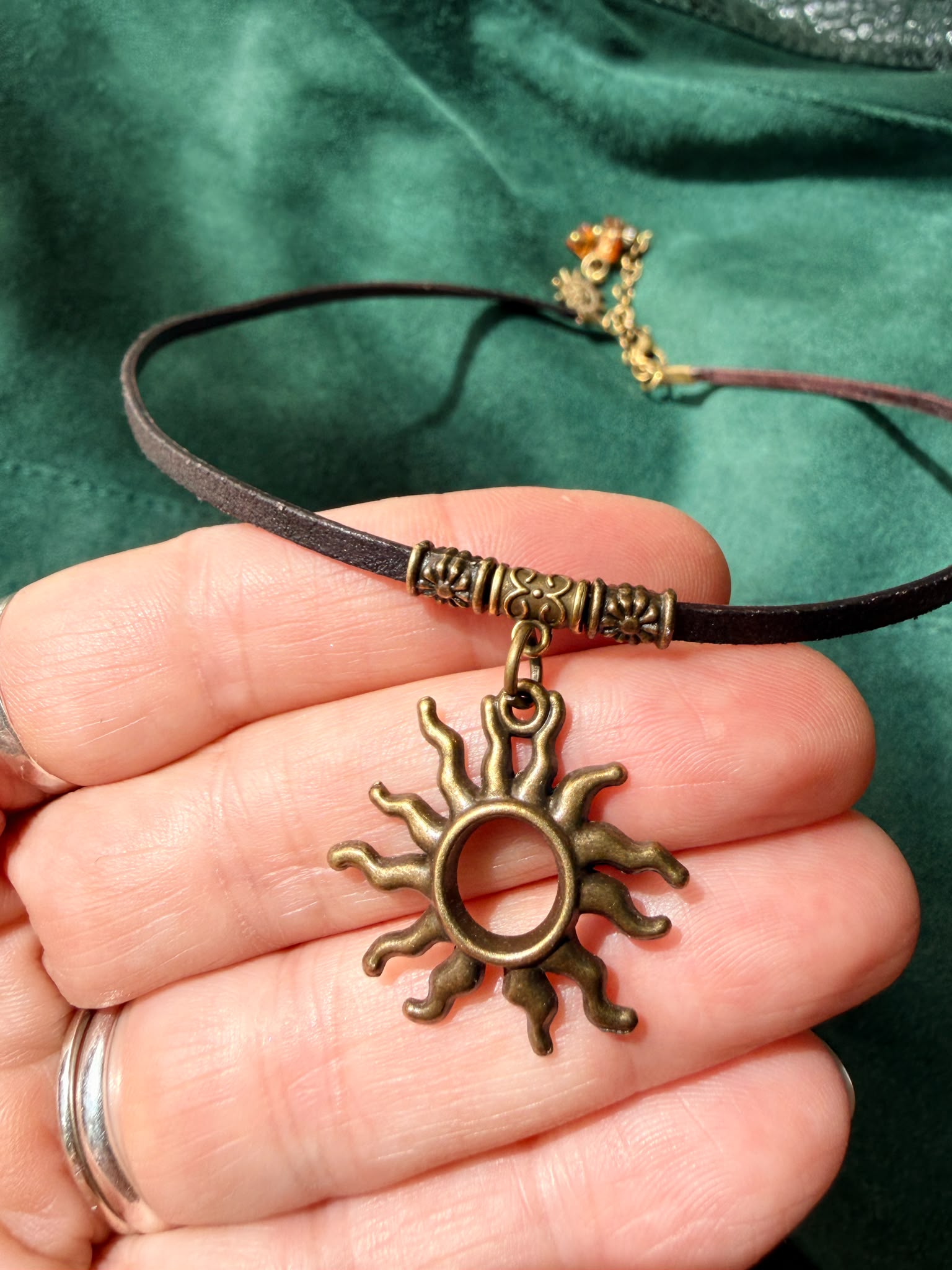 Choker ze Słońcem – naturalna ciemnobrązowa skóra | Boho naszyjnik z symbolem światła | AgnesArte