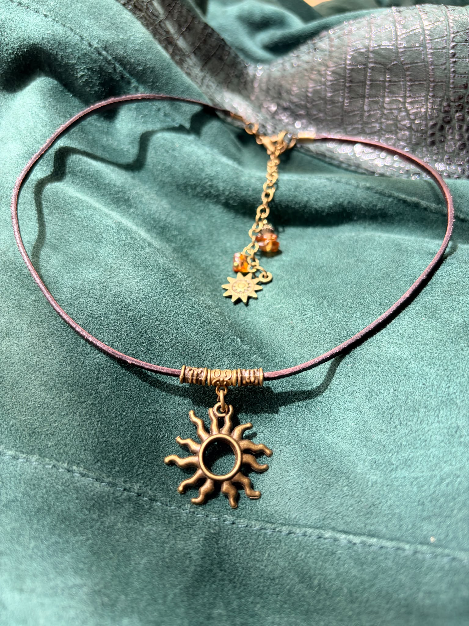 Choker ze Słońcem – naturalna ciemnobrązowa skóra | Boho naszyjnik z symbolem światła | AgnesArte