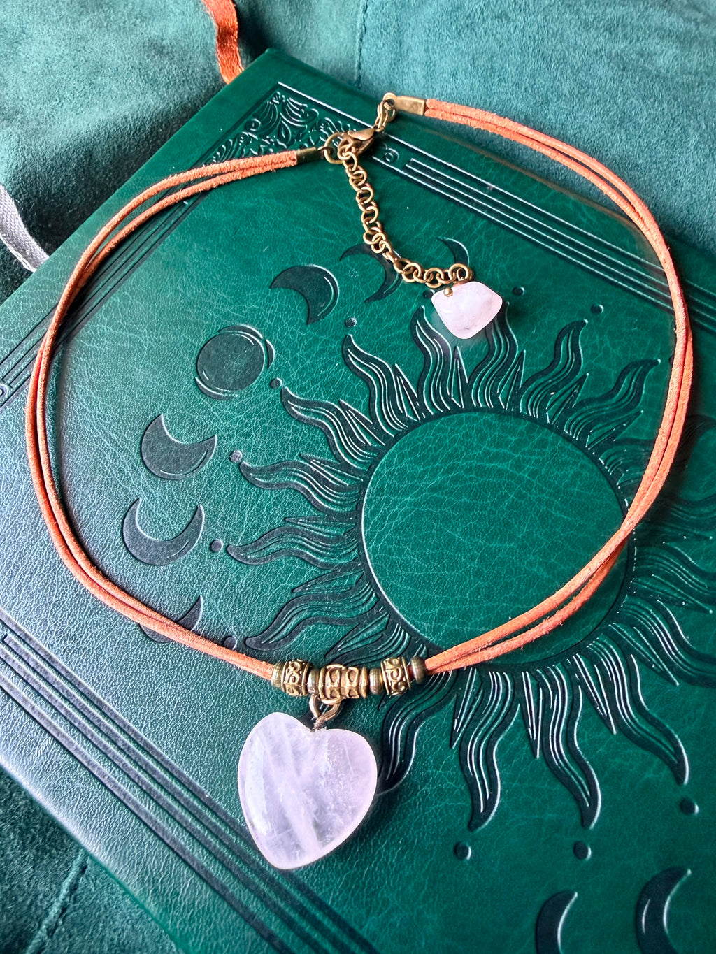 Choker z Sercem z Różowego Kwarcu – naturalna skóra | Boho naszyjnik z kamieniem miłości | AgnesArte