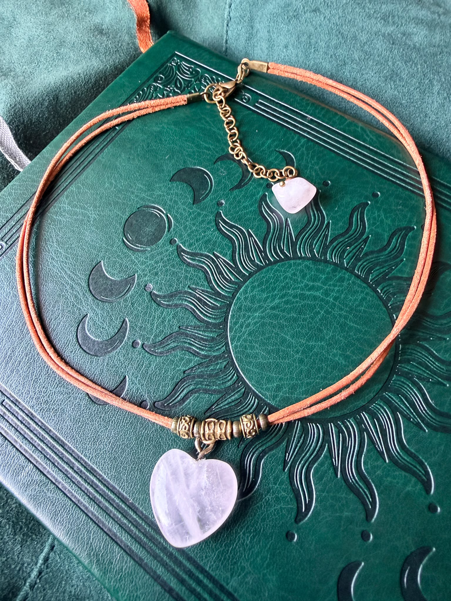 Choker z Sercem z Różowego Kwarcu – naturalna skóra | Boho naszyjnik z kamieniem miłości | AgnesArte