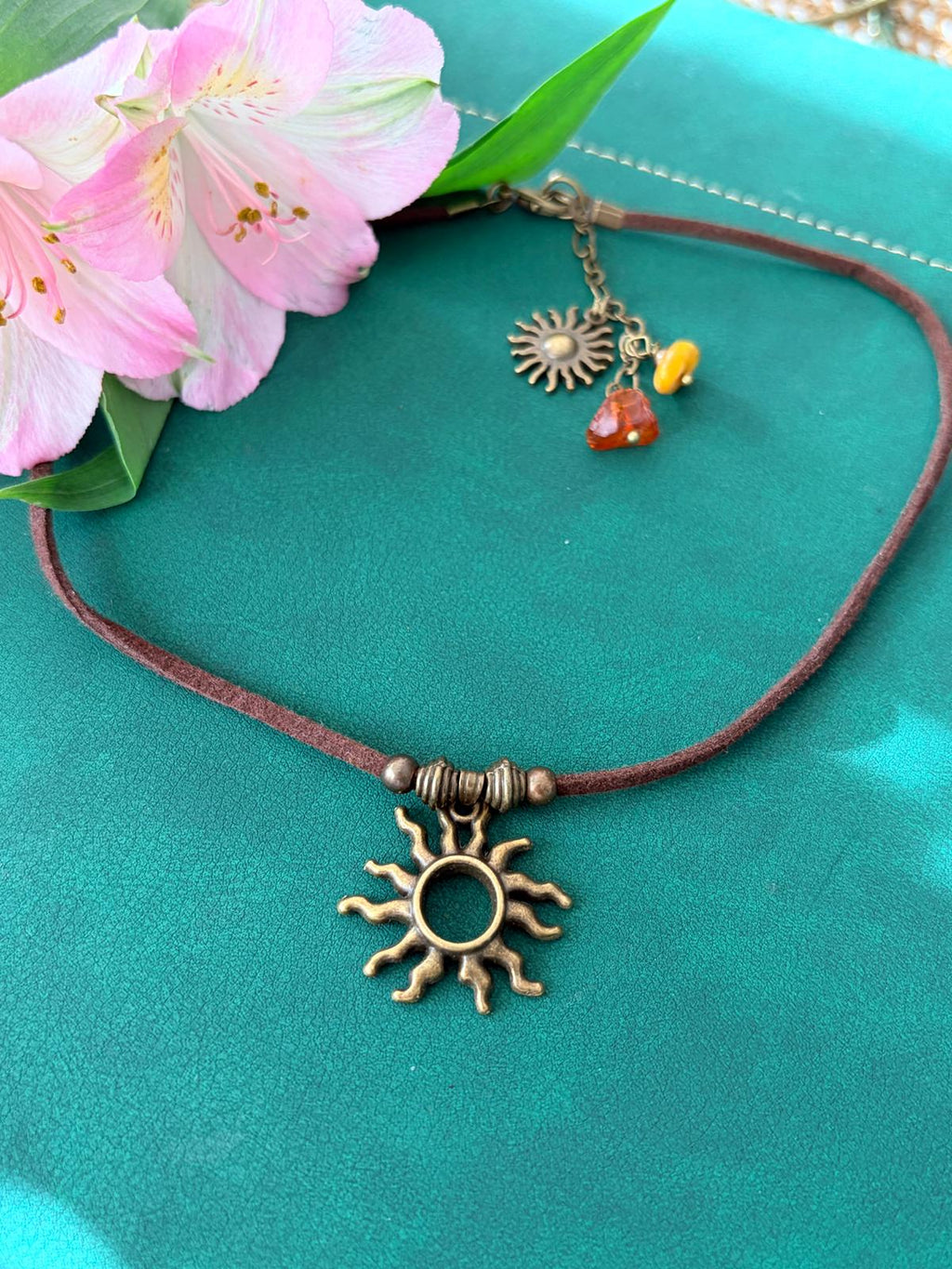 ✨ Choker z talizmanem Słońca i naturalnymi bursztynami.