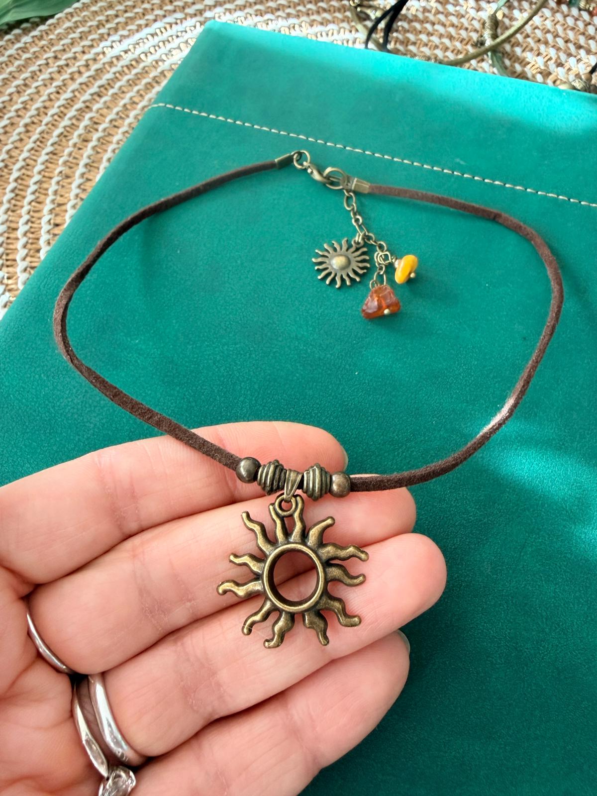 ✨ Choker z talizmanem Słońca i naturalnymi bursztynami.