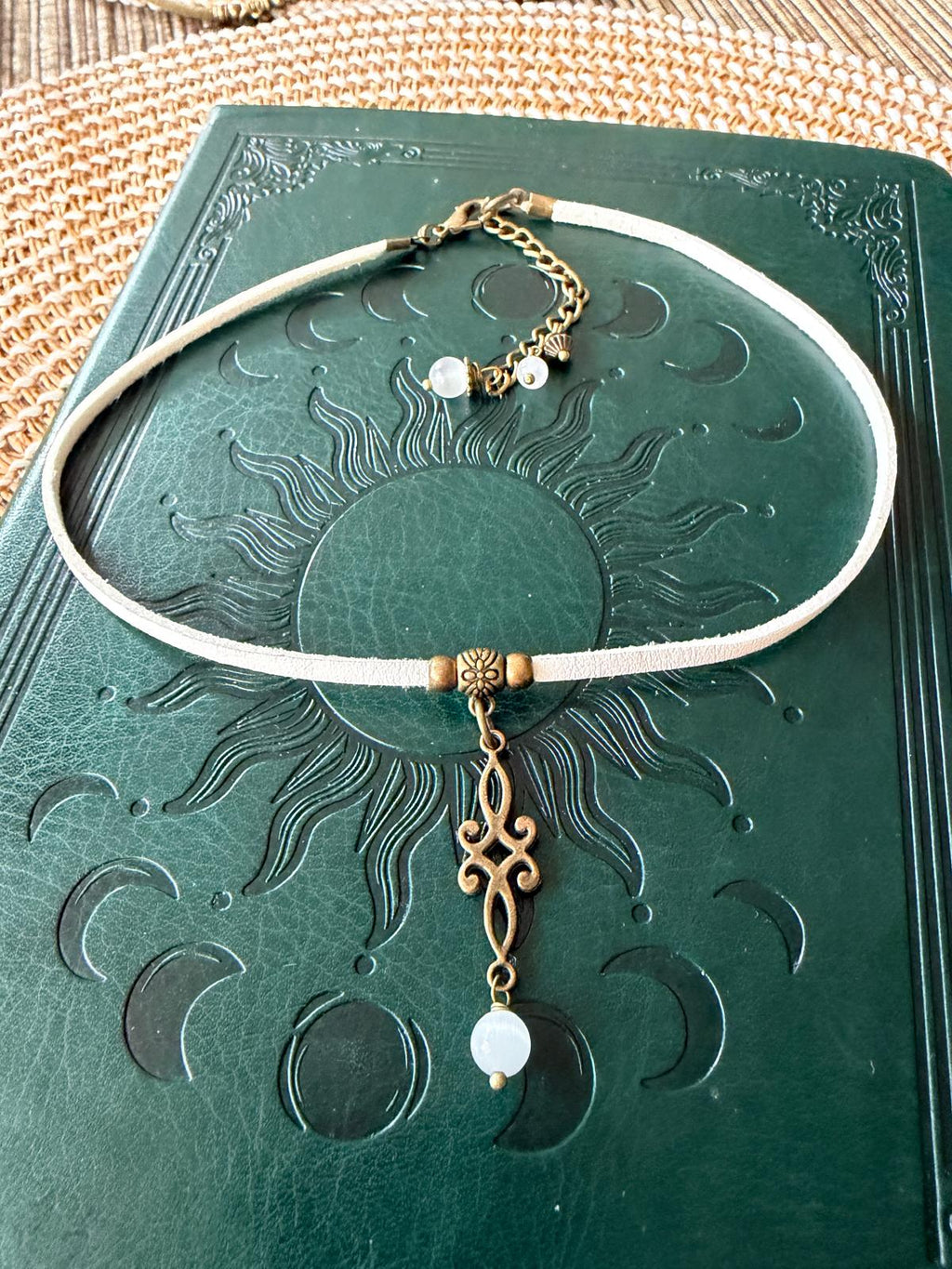 ✨ Choker „Księżycowa Cisza” ✨ Biały choker boho z księzycowym kamieniem.