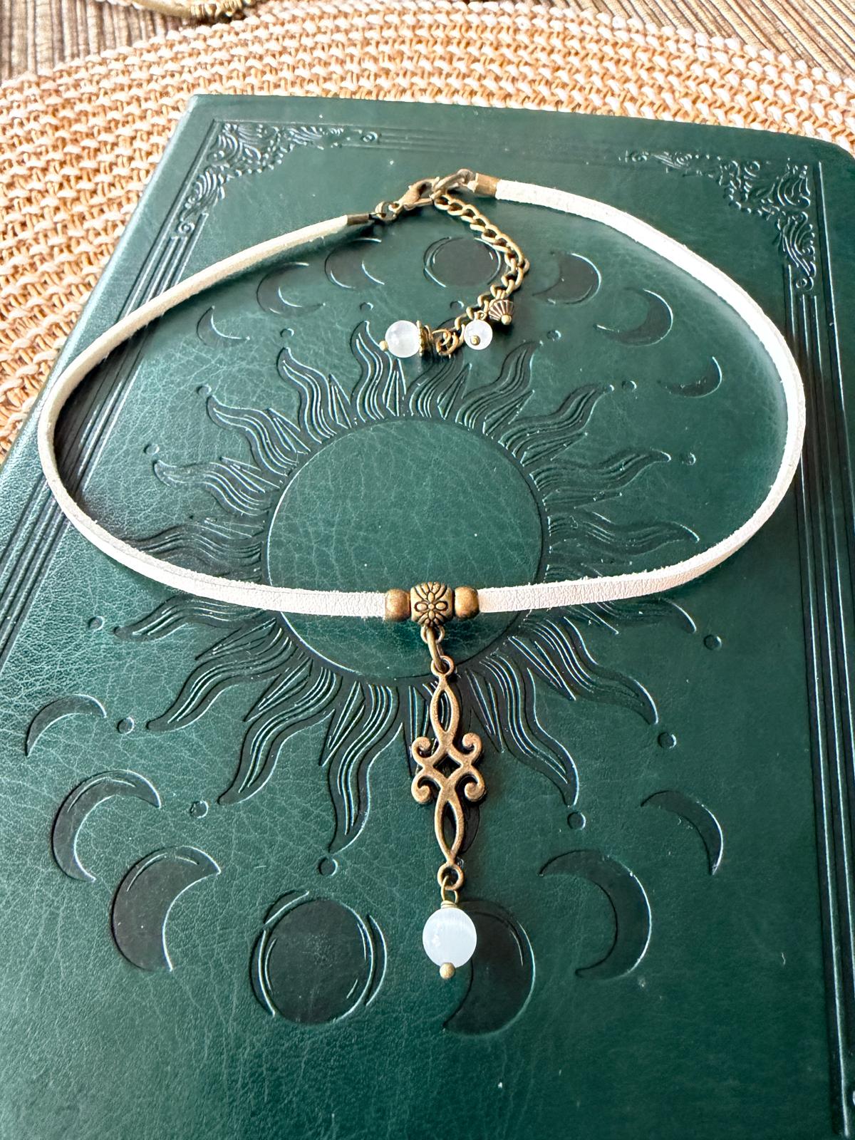 ✨ Choker „Księżycowa Cisza” ✨ Biały choker boho z księzycowym kamieniem.