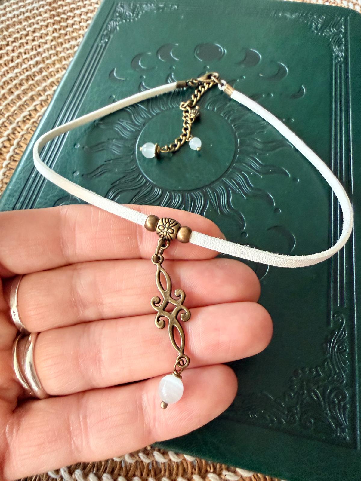 ✨ Choker „Księżycowa Cisza” ✨ Biały choker boho z księzycowym kamieniem.