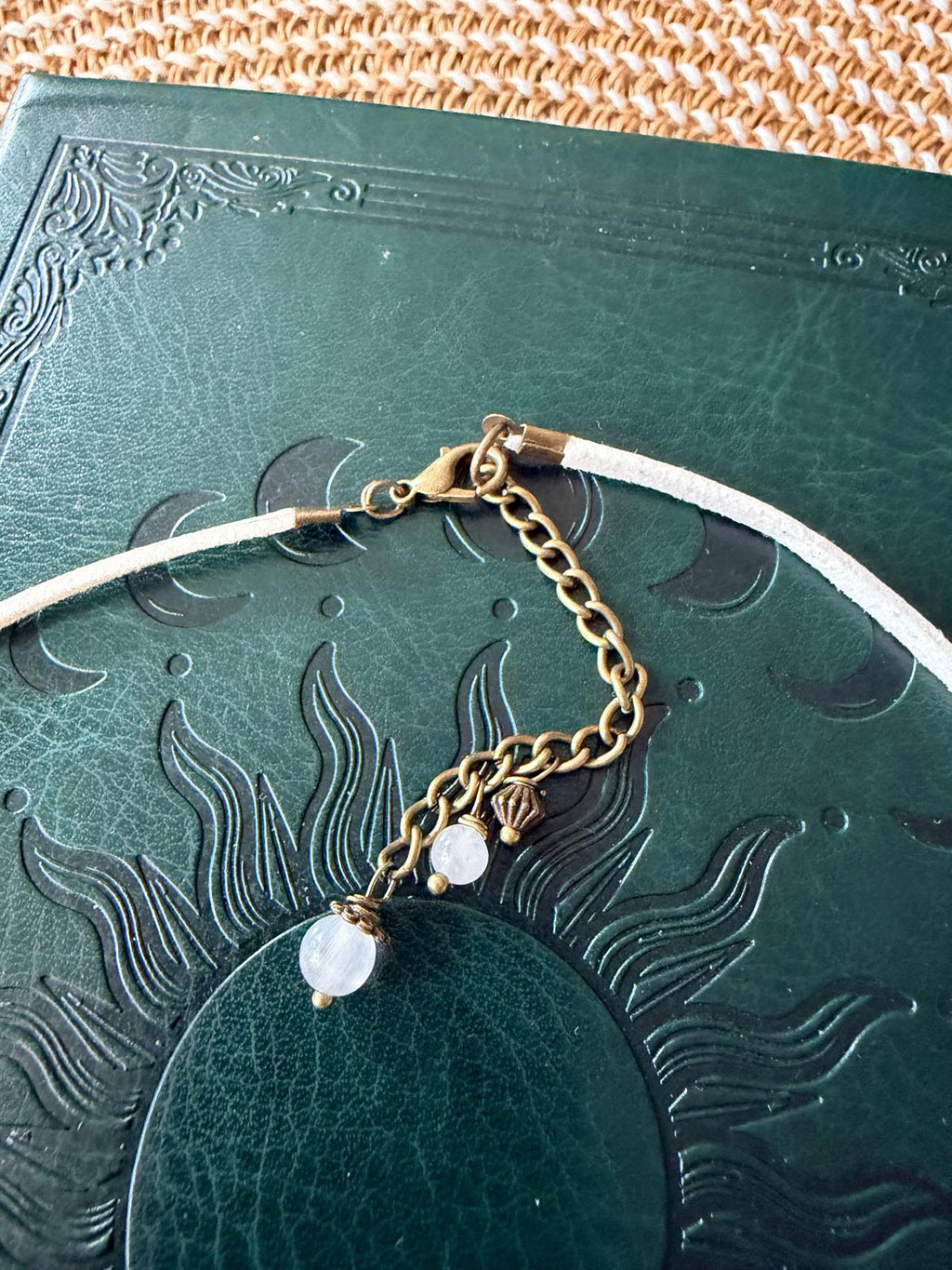 ✨ Choker „Księżycowa Cisza” ✨ Biały choker boho z księzycowym kamieniem.