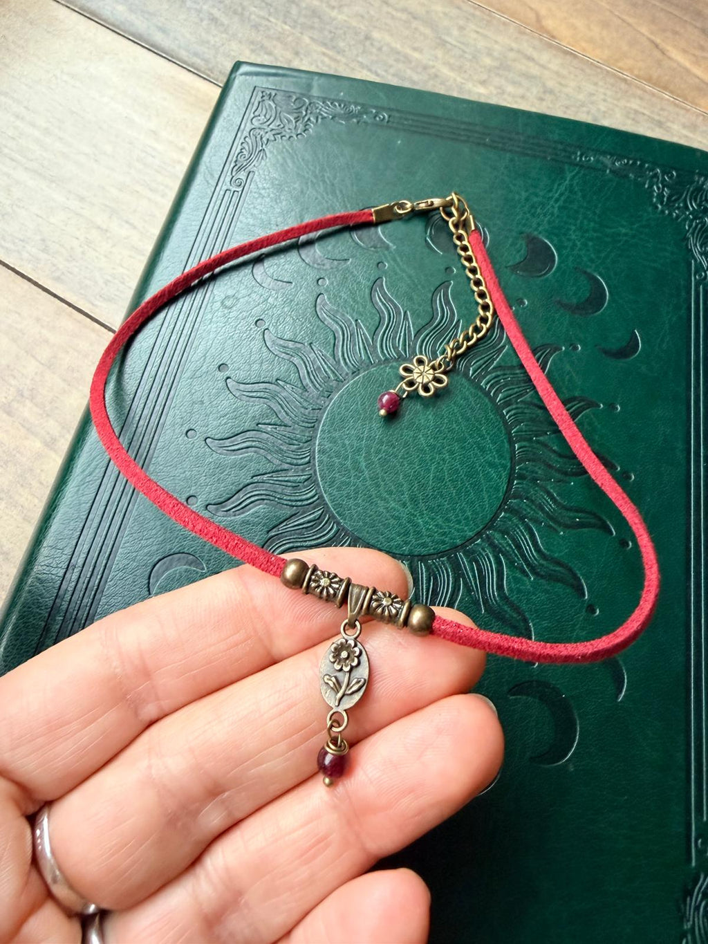 Bordo choker z kwiatem – bordowy rzemyk, styl boho vintage, naszyjnik romantyczny, z naturalnym granatem.