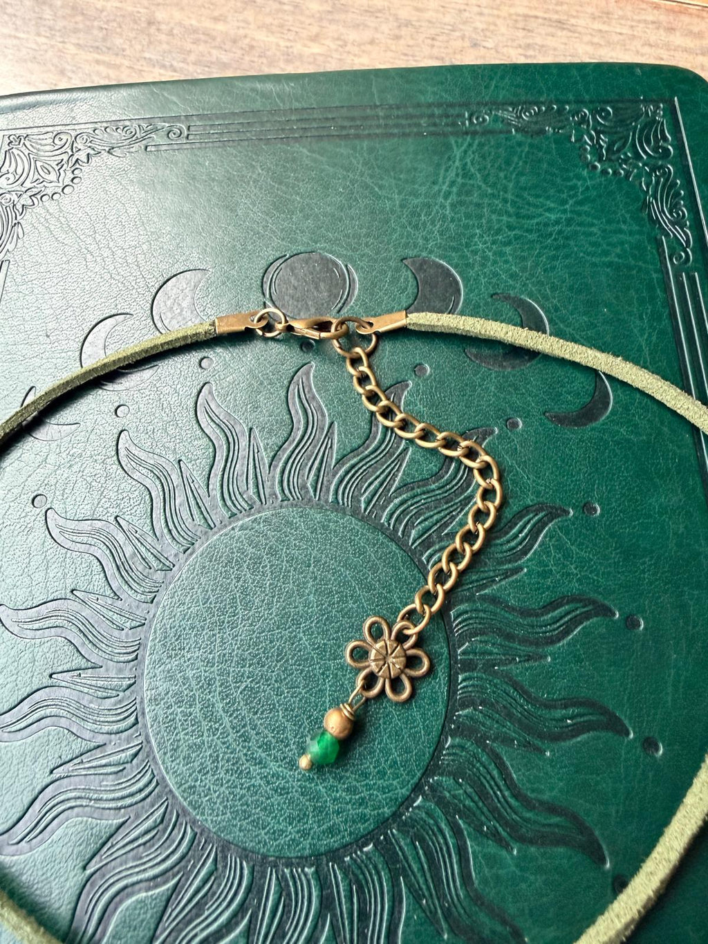 Zielony choker z jadeitem – styl boho, naszyjnik natura, talizman harmonii