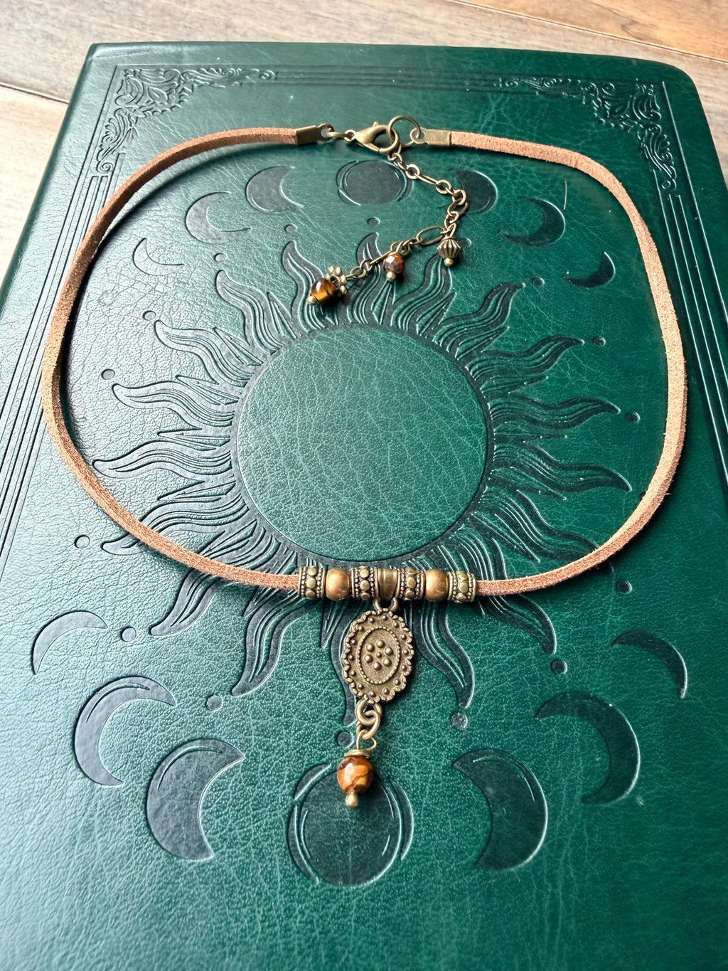 Zielony choker z jadeitem – styl boho, naszyjnik natura, talizman harmonii