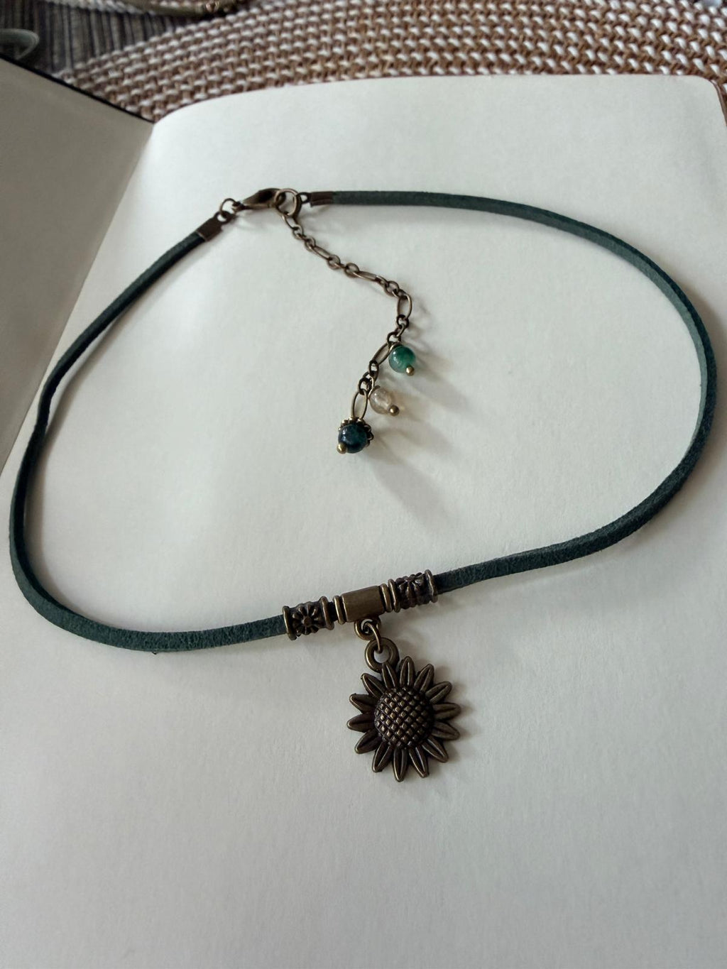 Choker ze słonecznikiem – zielony rzemyk, styl boho, naszyjnik natura