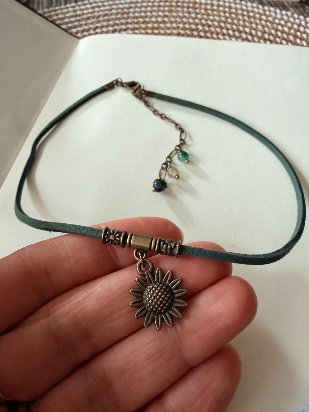 Choker ze słonecznikiem – zielony rzemyk, styl boho, naszyjnik natura