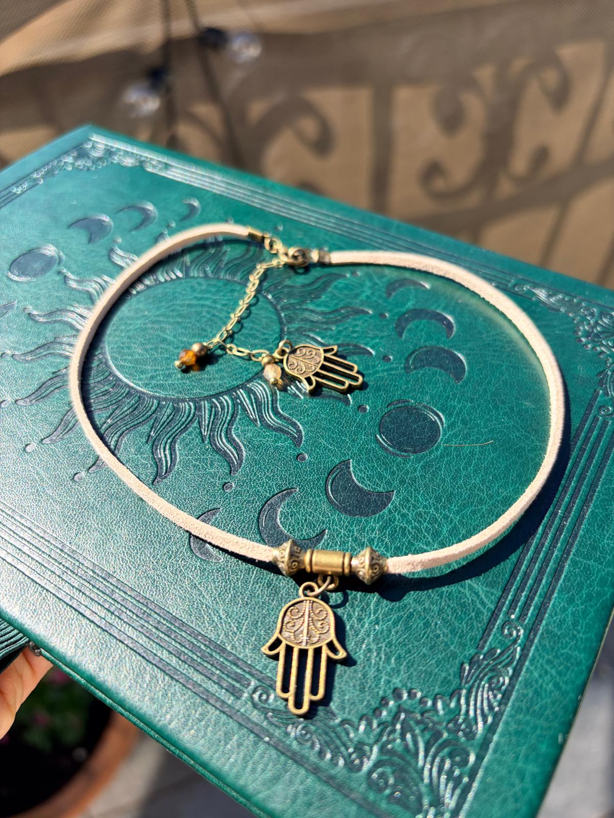 Choker boho Ręka Fatimy – talizman ochrony, eko zamsz, styl mistyczny